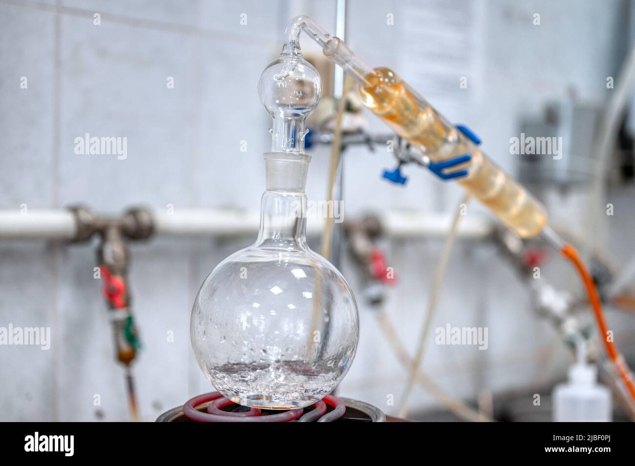 Pallone con alcool bollente alla distillazione in laboratorio Foto Stock