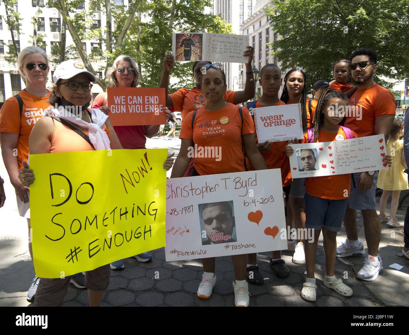 Moms Demand Action for Gun Sense March on June 4, 2022. Centinaia di manifestanti marciarono da Foley Square a Lower Manhattan a Cadman Plaza Foto Stock