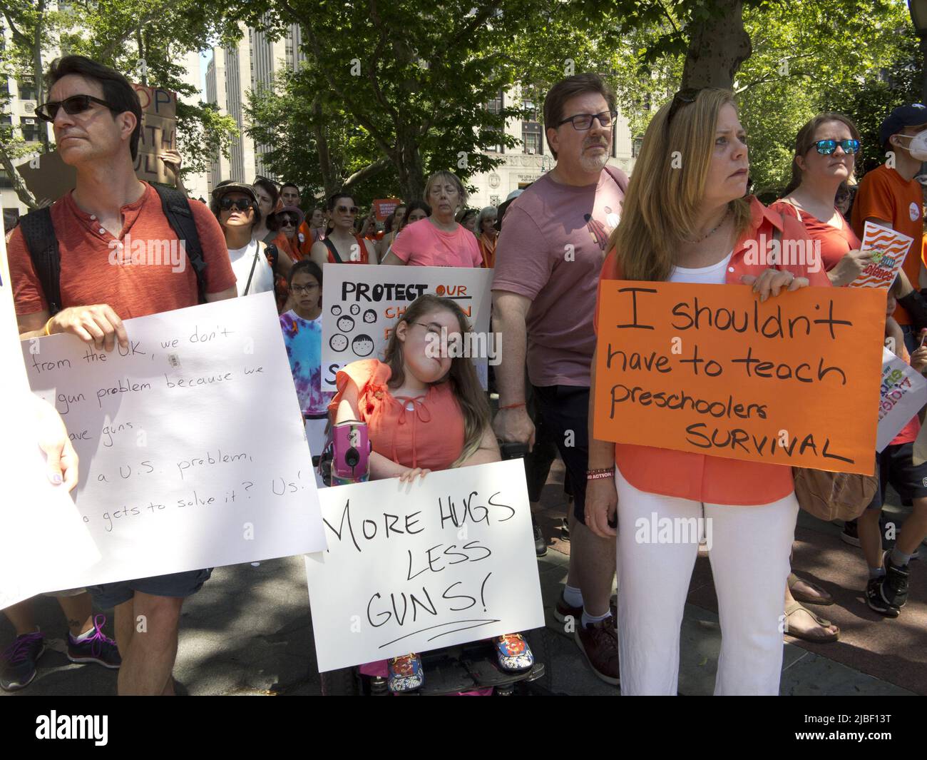 Moms Demand Action for Gun Sense March on June 4, 2022. Centinaia di manifestanti marciarono da Foley Square a Lower Manhattan a Cadman Plaza Foto Stock