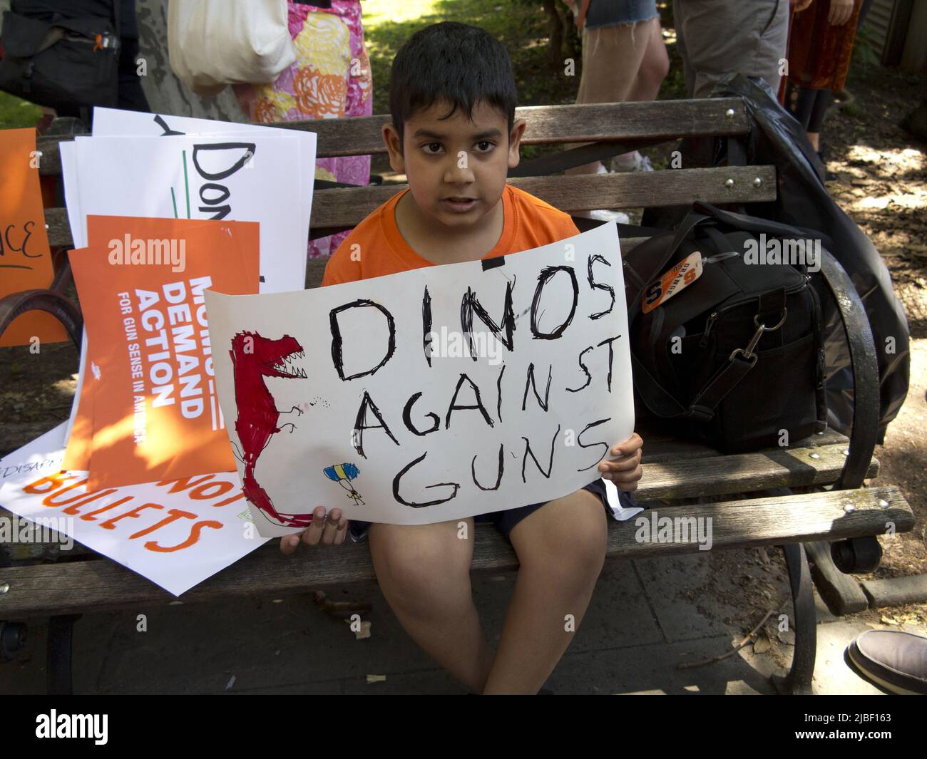 Moms Demand Action for Gun Sense March on June 4, 2022. Centinaia di manifestanti marciarono da Foley Square a Lower Manhattan a Cadman Plaza Foto Stock