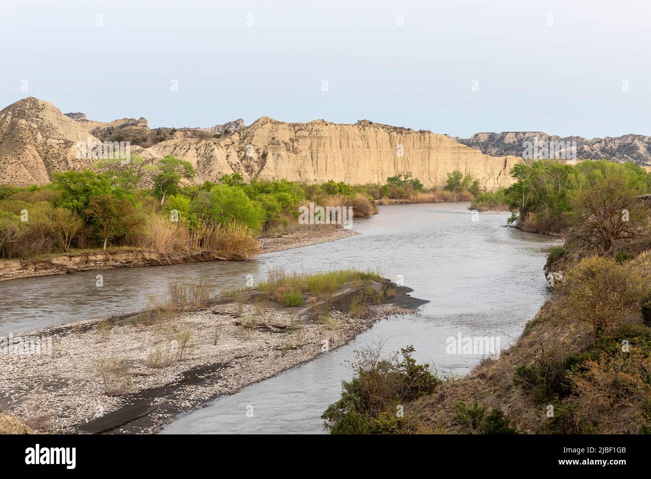 Bellissimo paesaggio semidesert intorno al fiume alazani, zona di confine con l'Azerbaigian nel remoto parco nazionale vashlovani in georgia Foto Stock