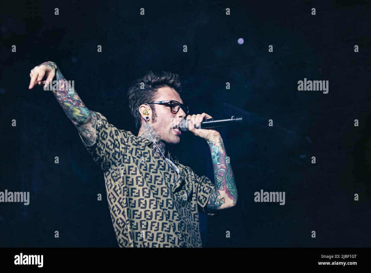 Roma, Italia. 05th Apr 2019. Federico Leonardo Lucia meglio conosciuto con il suo nome di scena Fedez suona dal vivo in concerto al Palazzo dello Sport di Roma. (Foto di Valeria Magri/SOPA Images/Sipa USA) Credit: Sipa USA/Alamy Live News Foto Stock