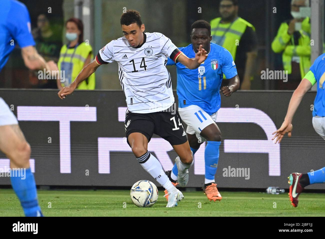 Bologna, Italia. 04th giugno 2022. Jamal MUSIALA (GER), azione, duelli contro Degnand Wilfried GNONTO (ITA). Football UEFA Nations League, fase di gruppo 1.matchday Italy (ITA) - Germany (GER) 1-1, on June 4th, 2022, Renato Dall `Ara Stadium Bologna Credit: dpa/Alamy Live News Foto Stock