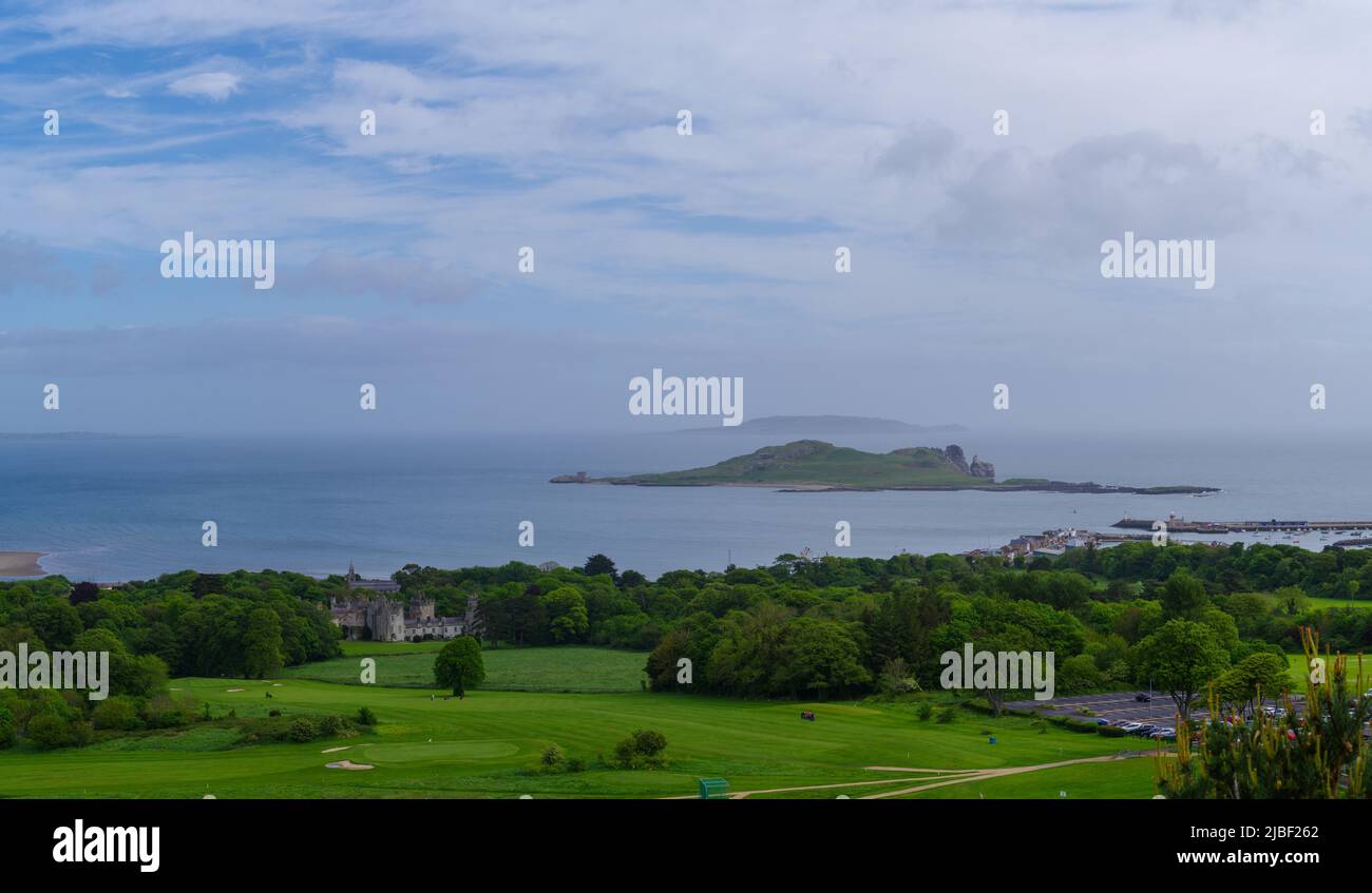 Ireland's Eye Island come visto da Howth con il Castello Howth nel terreno intermedio Foto Stock
