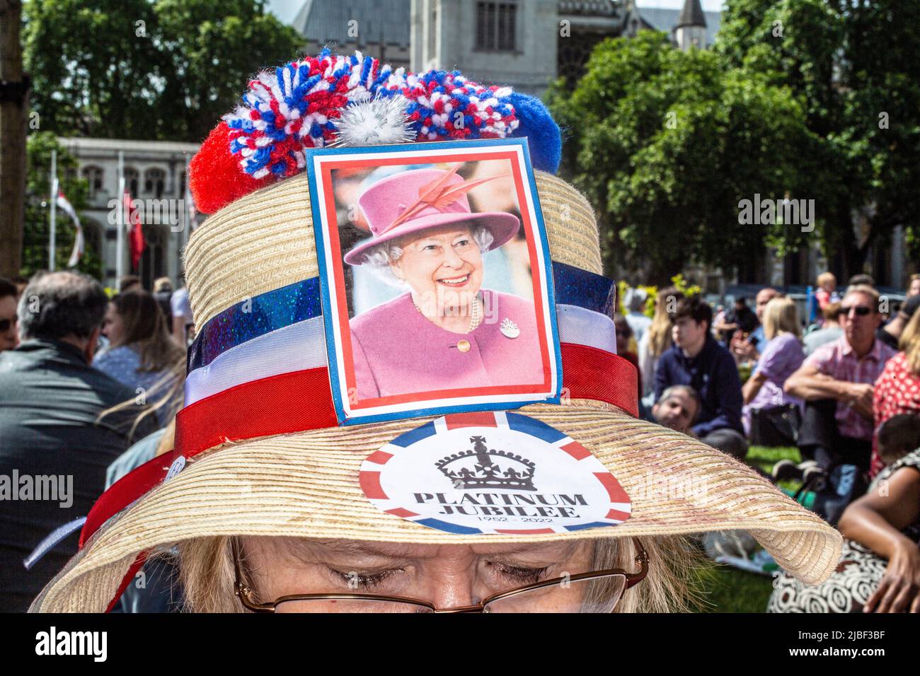 Donna che indossa un cappello con una foto della regina al Platinum Jubilee di Londra . Foto Stock