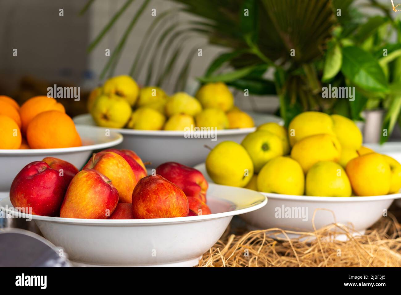 Mele fresche provenienti dalla fattoria sul tavolo in linea di frutta a buffet Foto Stock