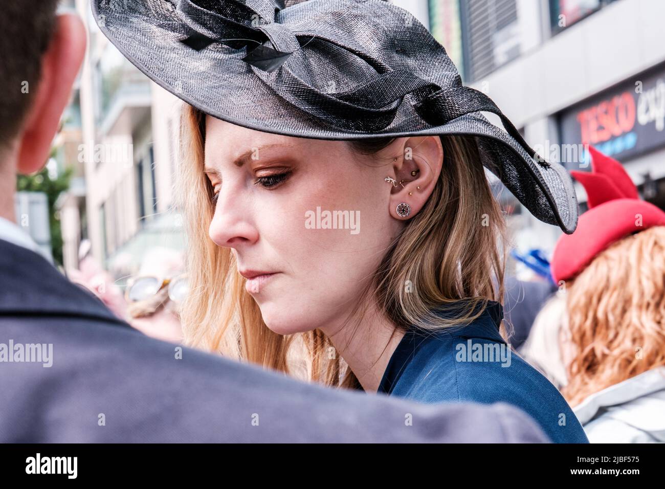 Epsom Surrey, London UK, June 04 2022, Side Profile Portait Beautiful Woman wearing Navy Blue Fascinator Hat Cazoo Derby Foto Stock