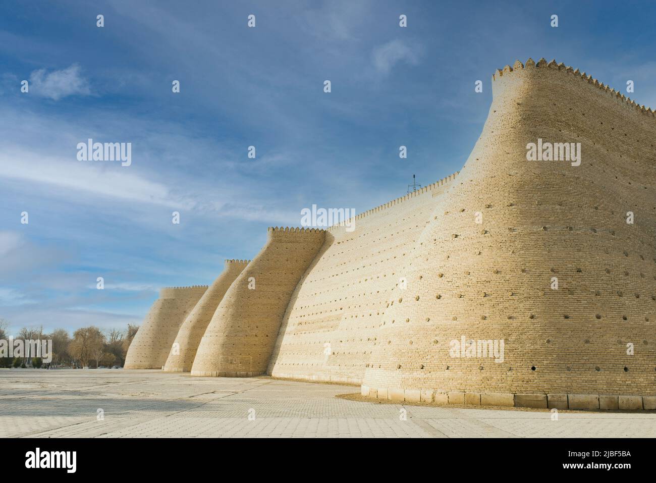 Bukhara, Uzbekistan. Marzo 2022. Il muro della Fortezza di Bukhara (Ark) Foto Stock
