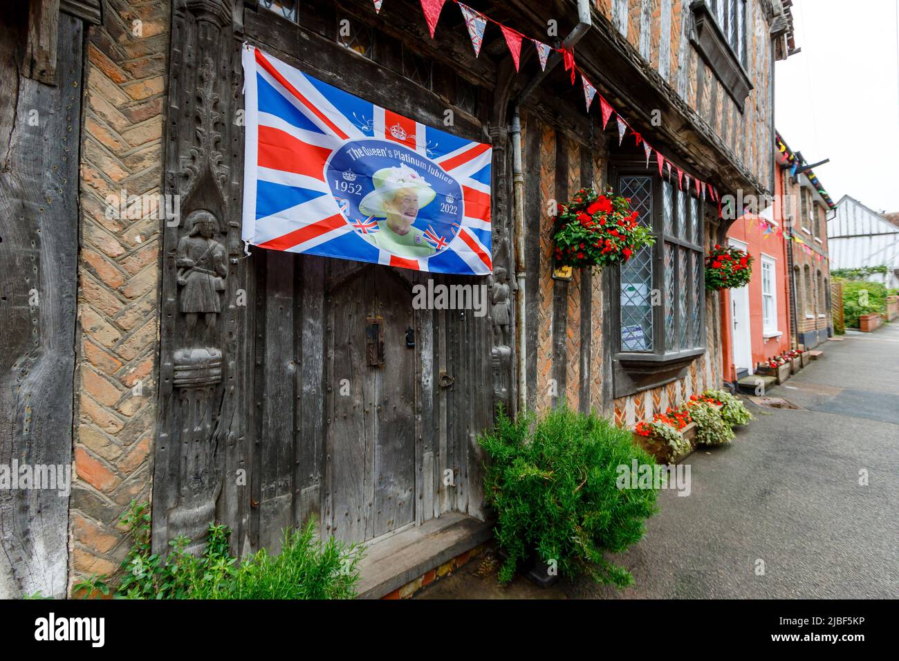 Lavenham, Regno Unito. 5 giugno 2022. Casa de Vere a Lavenham, che è stata usata come base per la casa di Harry Potter a Godric's Hollow nei film di Harry Potter, che ha bandiere per segnare il Giubileo del platino della Regina. Credit: Mark Bulllivore/Alamy Live News Foto Stock