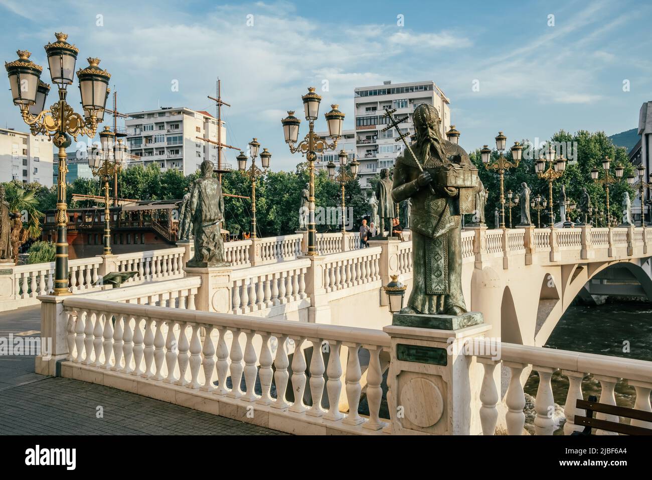 Statue di bronzo sul ponte d'arte a Skopje, Macedonia settentrionale Foto Stock
