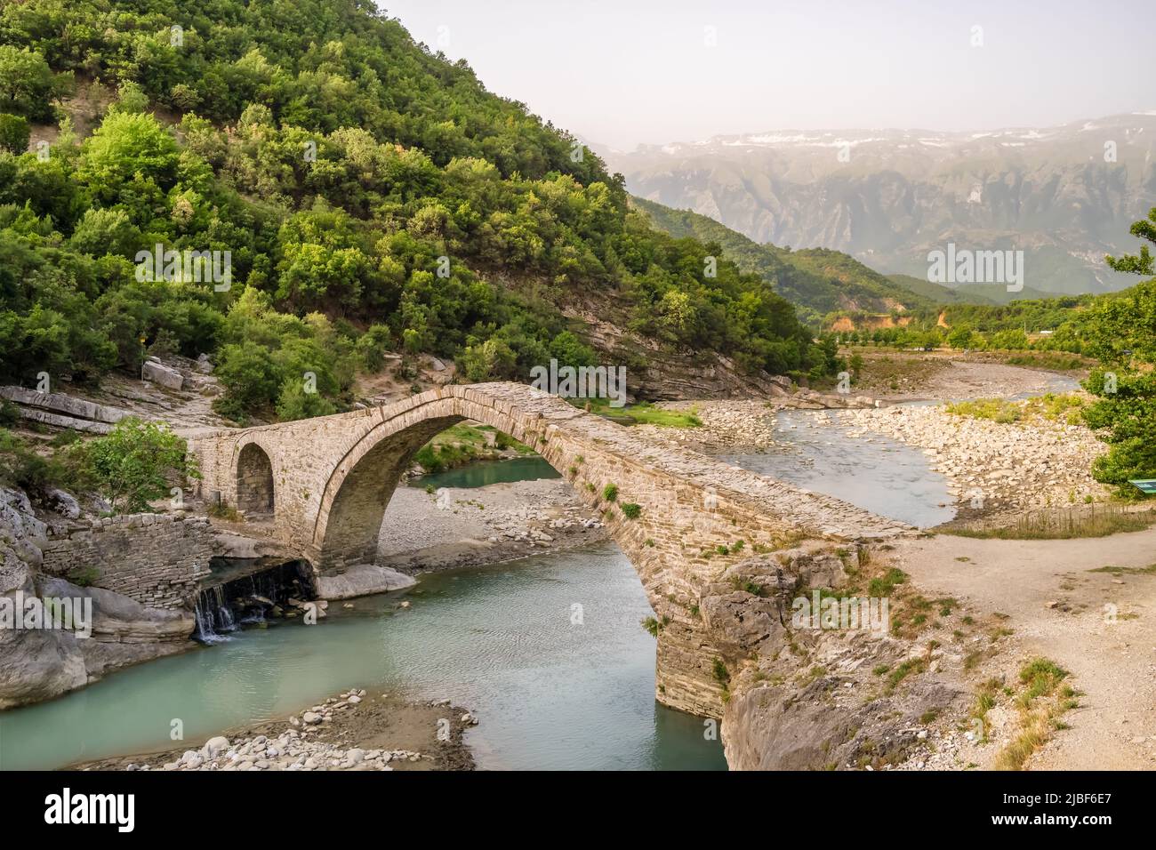 Ponte in pietra a forma di arco antico e bagni termali Benja a Permet, Albania Foto Stock