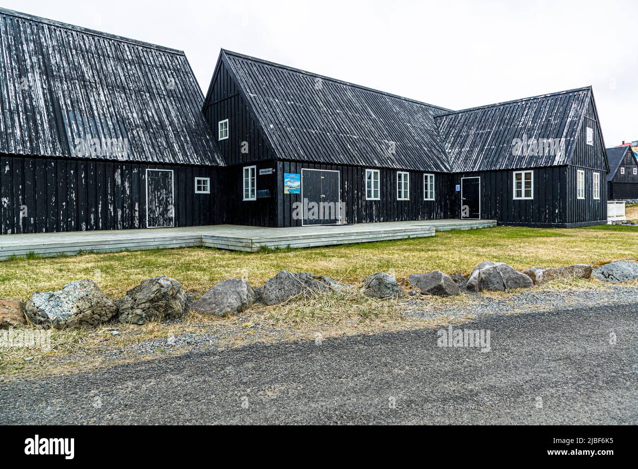 Hofsós è un piccolo villaggio al costo orientale di Skagafjörður. Il villaggio è uno dei più antichi posti commerciali del paese e la popolazione è di circa 170 abitanti. Da qui 20.000 persone hanno lasciato l'Islanda tra il 1850 e il 1914 per fare una nuova vita in Nord America Foto Stock