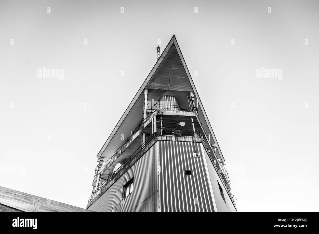 TV trasmettitore torre in cima alla montagna di Lysa Foto Stock