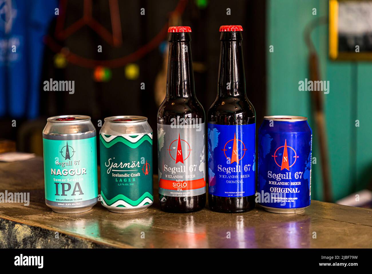 Segull 67 è una piccola birreria artigianale a conduzione familiare situata nel villaggio di pescatori di Siglufjörður, Islanda. Segull significa magnete in islandese e l'ago magnetico (noth magnetico) della bussola fa parte del logo Foto Stock