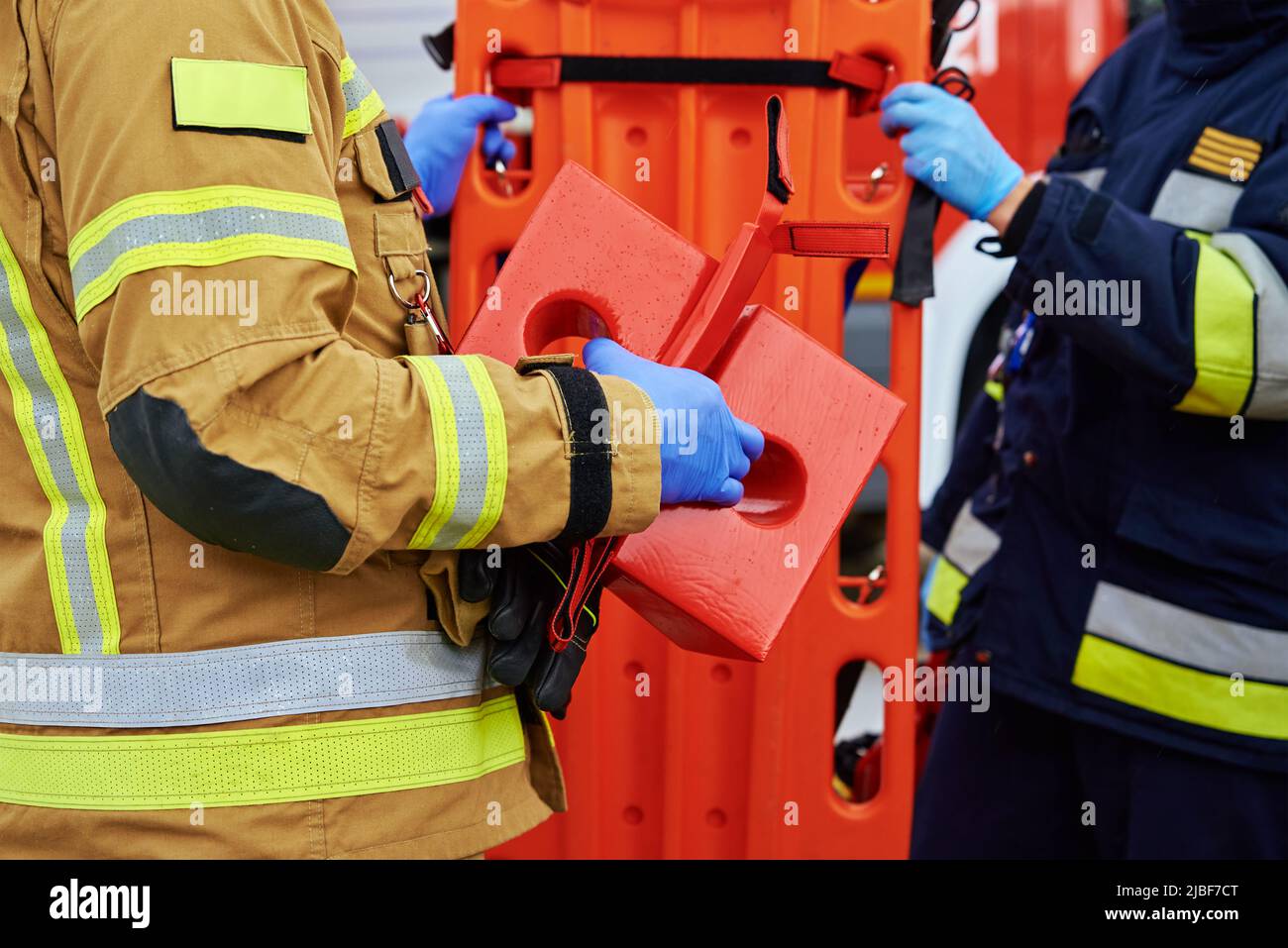 Soccorritori brigata durante l'addestramento all'operazione di salvataggio, tenere la barella per trasportare la persona ferita Foto Stock