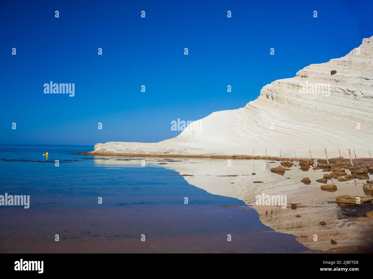 Vista delle scogliere calcaree bianche con spiaggia alla Scala dei Turchi in English Stair dei Turchi o Piazza Turca vicino a Realmonte in Agrigento Foto Stock