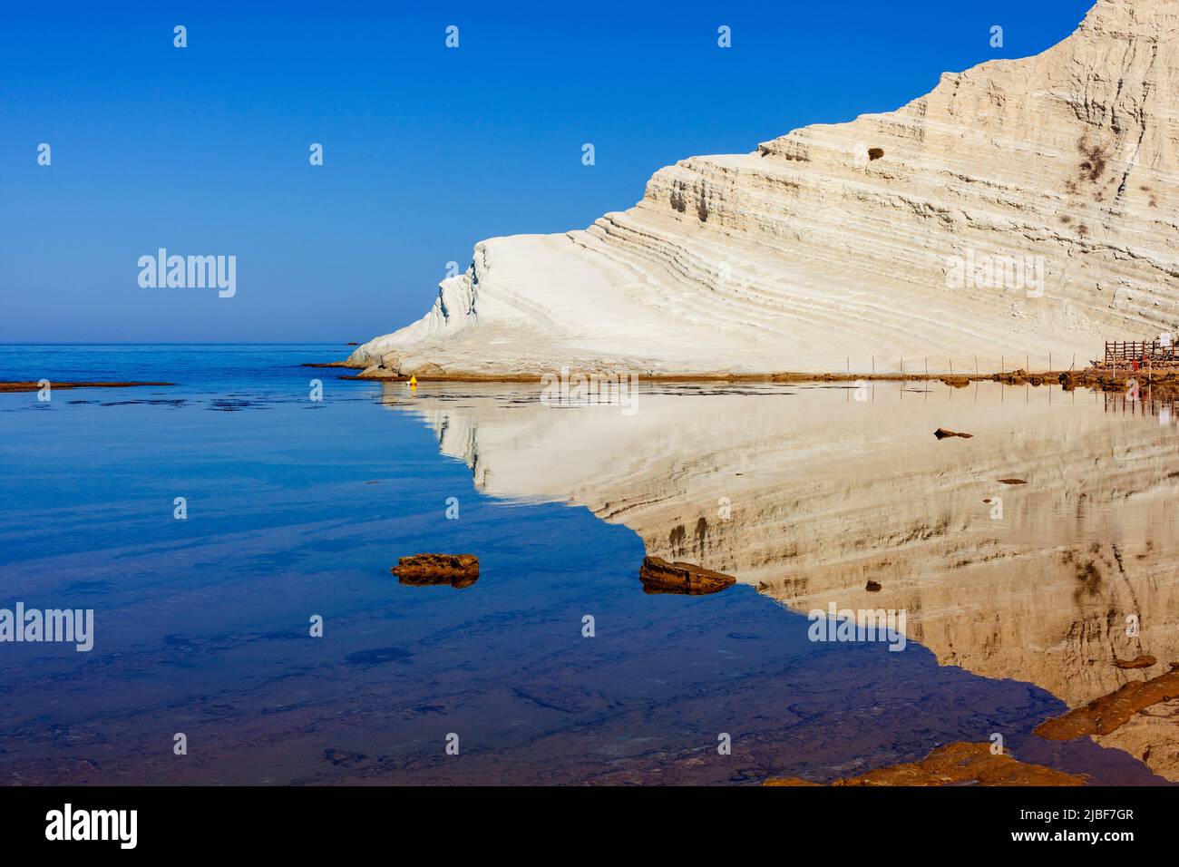 Vista delle scogliere calcaree bianche con spiaggia alla Scala dei Turchi in English Stair dei Turchi o Piazza Turca vicino a Realmonte in Agrigento Foto Stock
