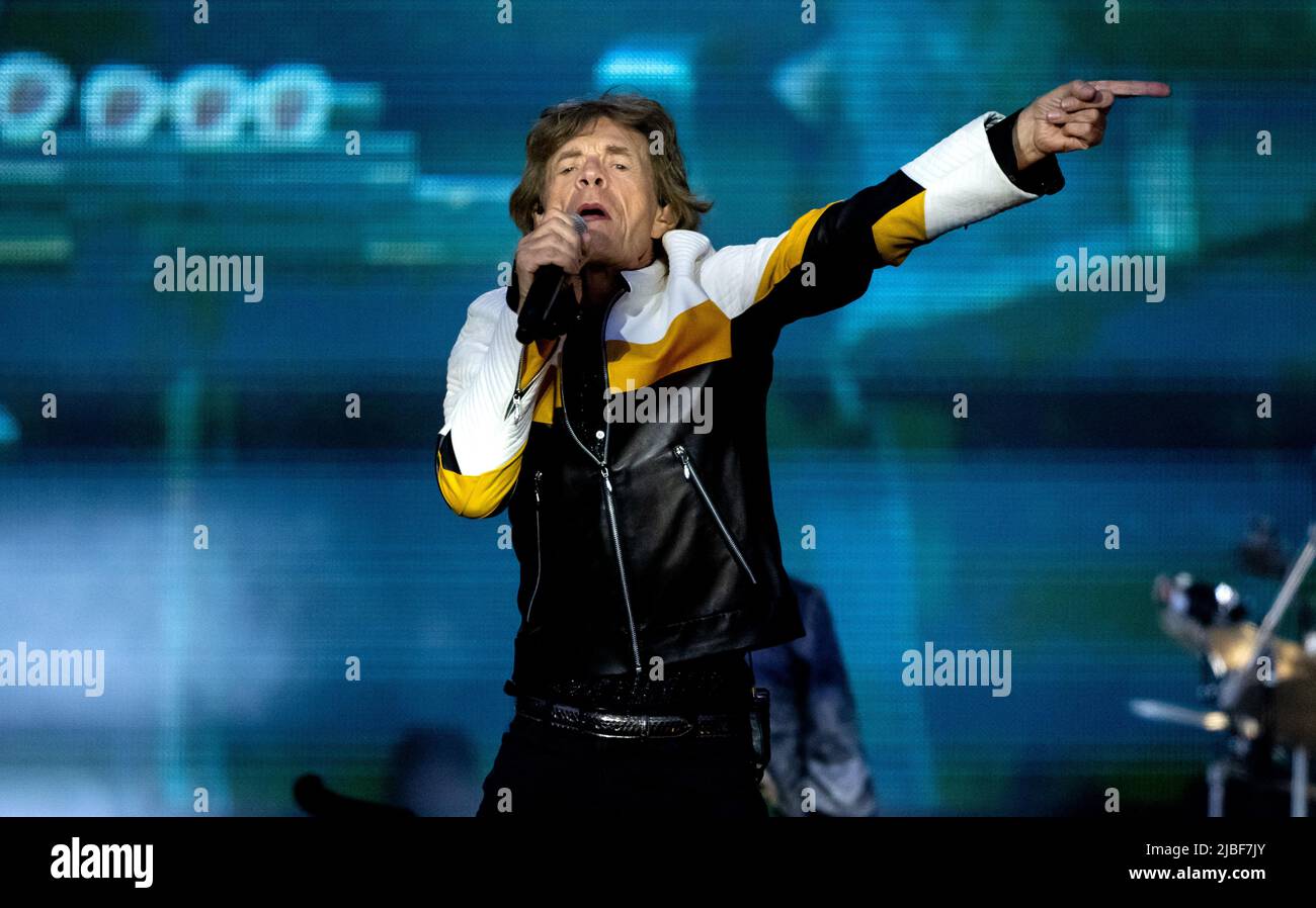 Monaco di Baviera, Germania. 05th giugno 2022. Il cantante Mick Jagger della band britannica "The Rolling Stones" si esibisce sul palco all'Olympiastadion durante un concerto nell'ambito del loro tour europeo 'Sexty'. In Germania, le pietre suonano due concerti durante il tour. Credit: Sven Hoppe/dpa/Alamy Live News Foto Stock