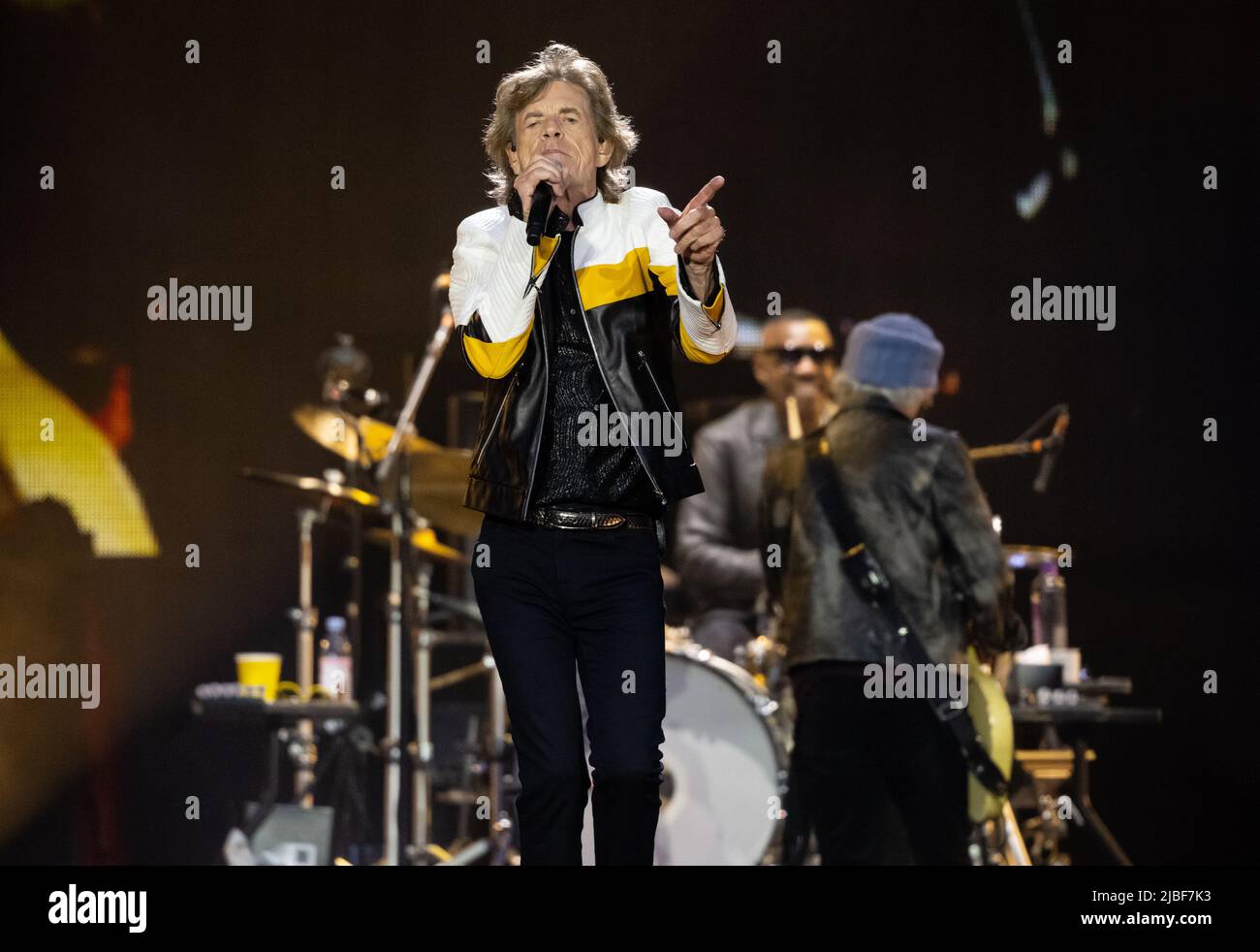 Monaco di Baviera, Germania. 05th giugno 2022. Il cantante Mick Jagger della band britannica "The Rolling Stones" si esibisce sul palco all'Olympiastadion durante un concerto nell'ambito del loro tour europeo 'Sexty'. In Germania, le pietre suonano due concerti durante il tour. Credit: Sven Hoppe/dpa/Alamy Live News Foto Stock