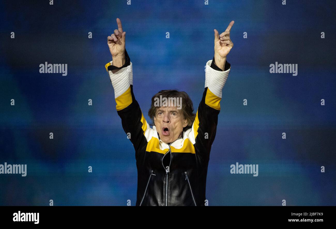 Monaco di Baviera, Germania. 05th giugno 2022. Il cantante Mick Jagger della band britannica "The Rolling Stones" si esibisce sul palco all'Olympiastadion durante un concerto nell'ambito del loro tour europeo 'Sexty'. In Germania, le pietre suonano due concerti durante il tour. Credit: Sven Hoppe/dpa/Alamy Live News Foto Stock