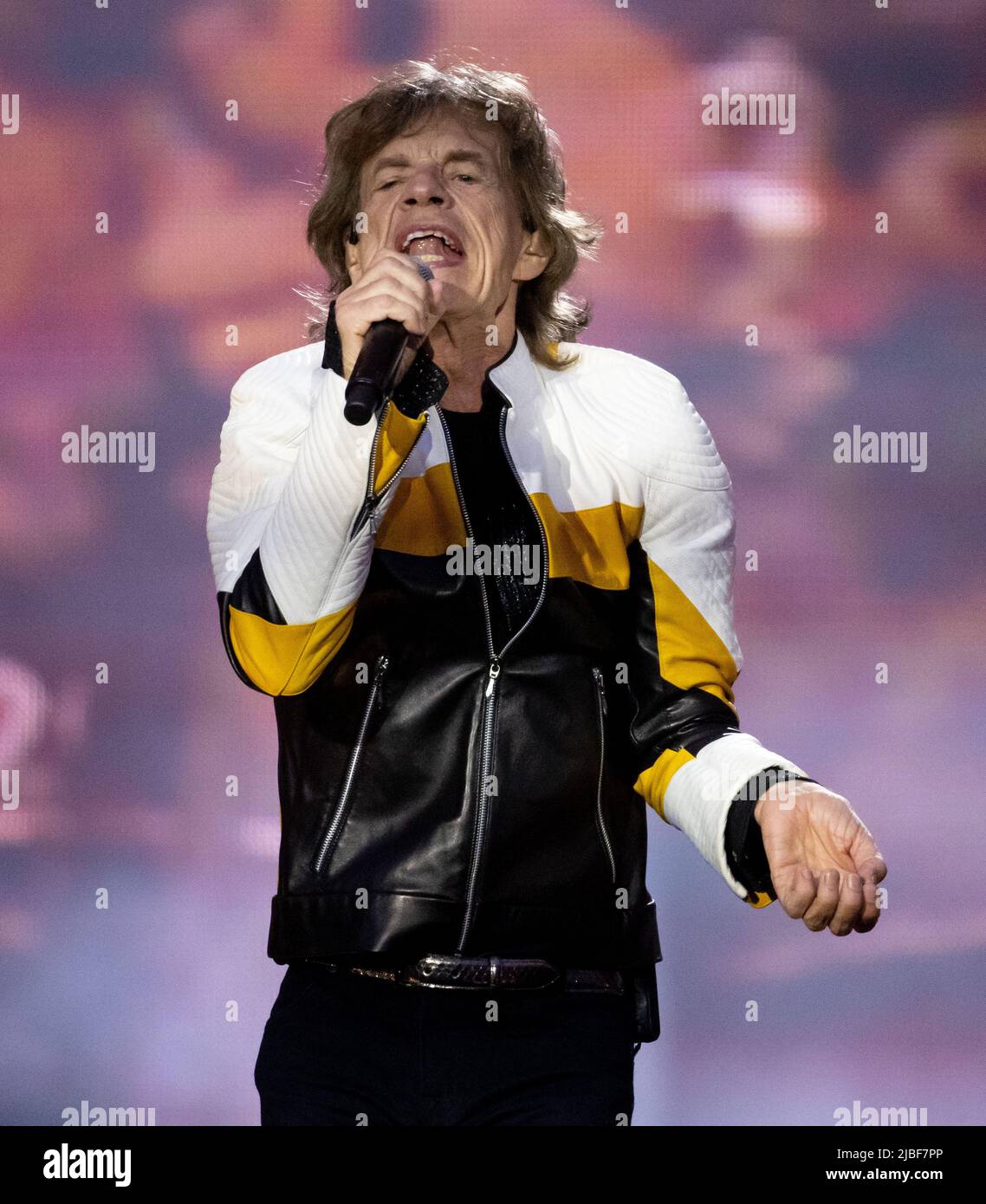 Monaco di Baviera, Germania. 05th giugno 2022. Il cantante Mick Jagger della band britannica "The Rolling Stones" si esibisce sul palco all'Olympiastadion durante un concerto nell'ambito del loro tour europeo 'Sexty'. In Germania, le pietre suonano due concerti durante il tour. Credit: Sven Hoppe/dpa/Alamy Live News Foto Stock