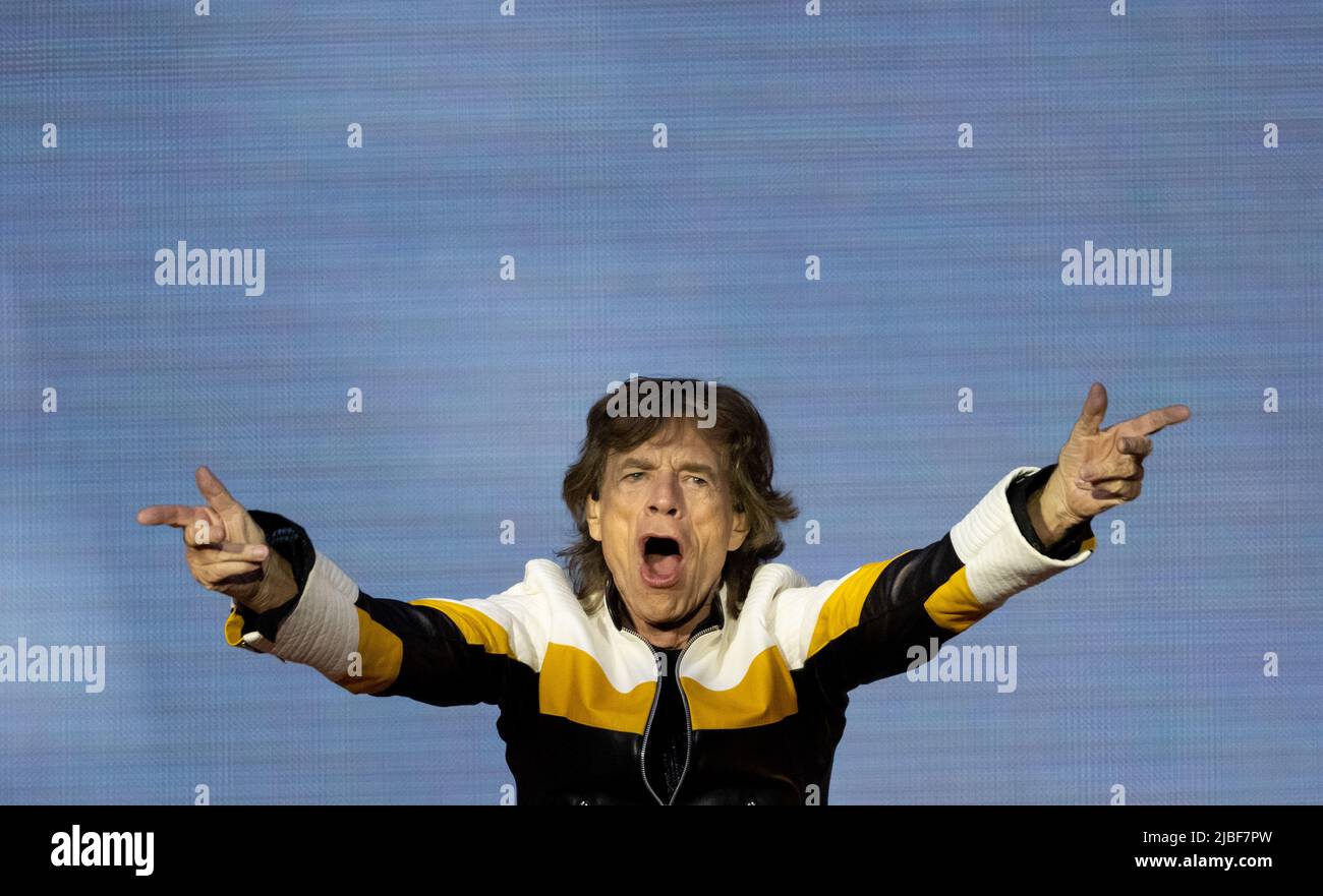 Monaco di Baviera, Germania. 05th giugno 2022. Il cantante Mick Jagger della band britannica "The Rolling Stones" si esibisce sul palco all'Olympiastadion durante un concerto nell'ambito del loro tour europeo 'Sexty'. In Germania, le pietre suonano due concerti durante il tour. Credit: Sven Hoppe/dpa/Alamy Live News Foto Stock
