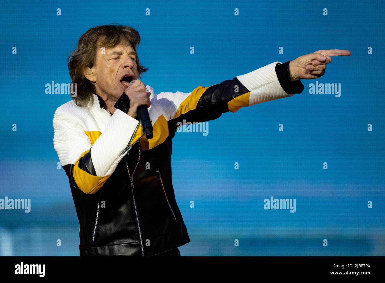 Monaco di Baviera, Germania. 05th giugno 2022. Il cantante Mick Jagger della band britannica "The Rolling Stones" si esibisce sul palco all'Olympiastadion durante un concerto nell'ambito del loro tour europeo 'Sexty'. In Germania, le pietre suonano due concerti durante il tour. Credit: Sven Hoppe/dpa/Alamy Live News Foto Stock