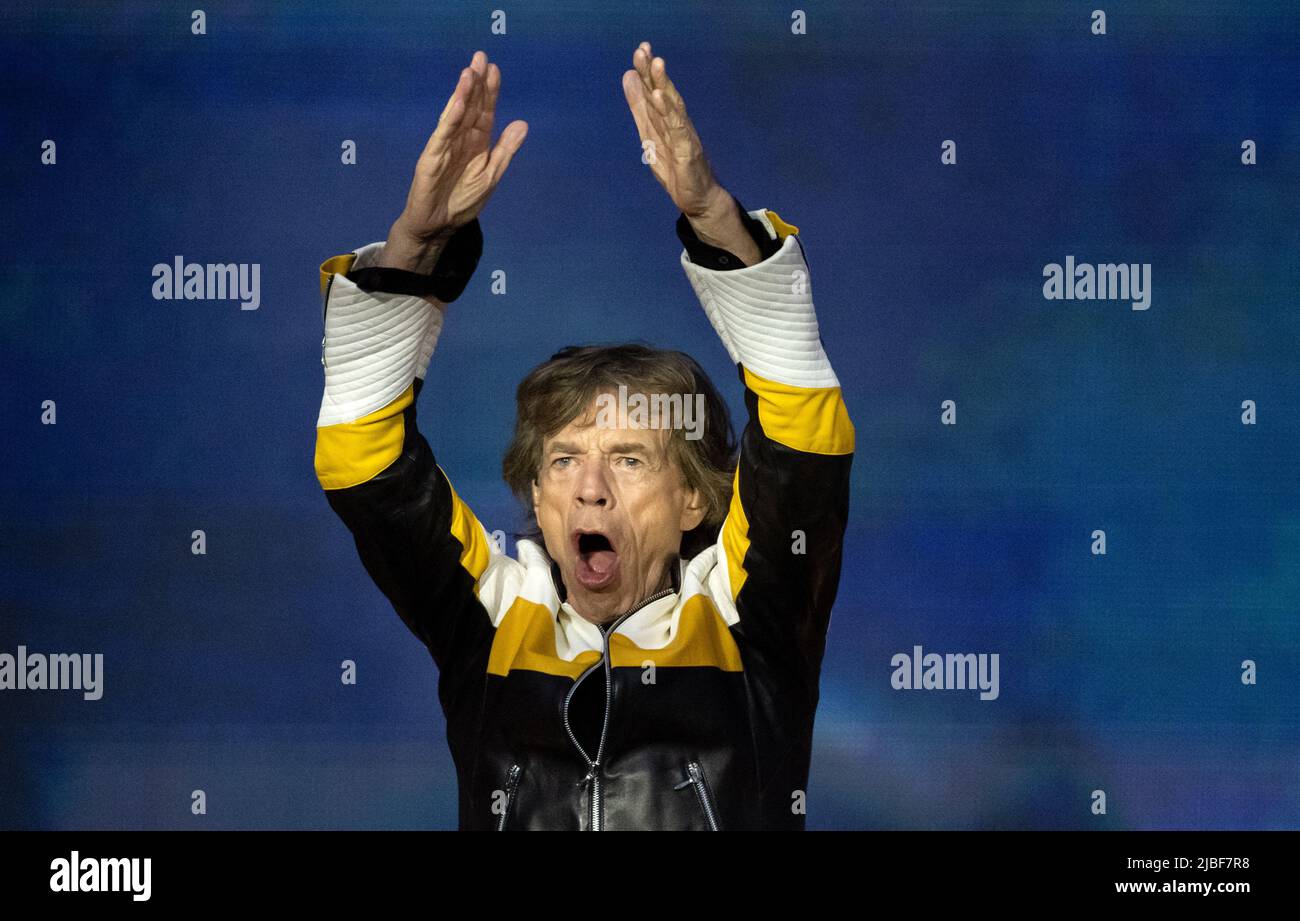 Monaco di Baviera, Germania. 05th giugno 2022. Il cantante Mick Jagger della band britannica "The Rolling Stones" si esibisce sul palco all'Olympiastadion durante un concerto nell'ambito del loro tour europeo 'Sexty'. In Germania, le pietre suonano due concerti durante il tour. Credit: Sven Hoppe/dpa/Alamy Live News Foto Stock
