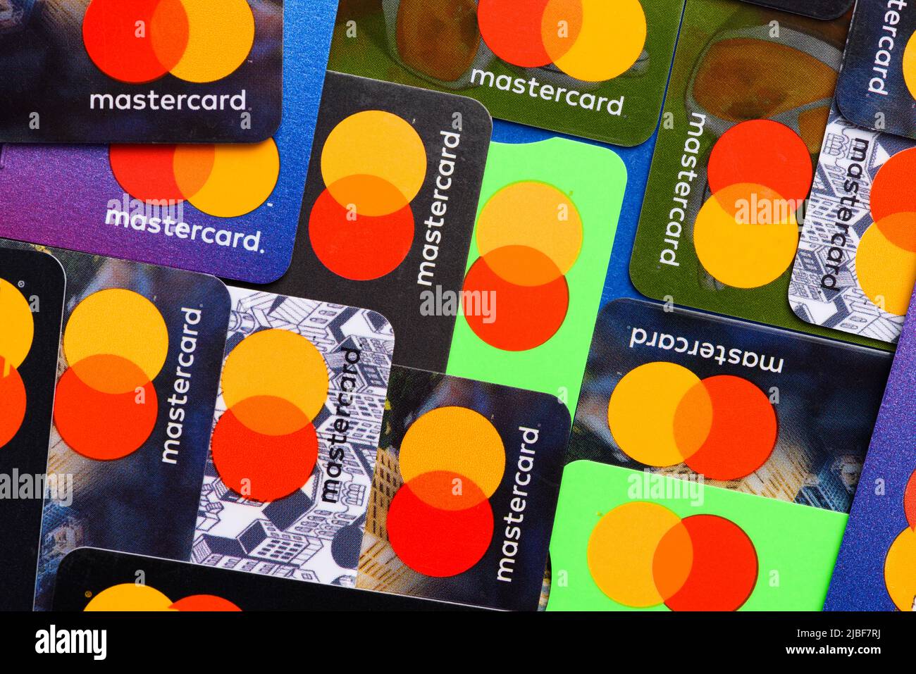 Cracovia, Polonia - Aprile 27 2022: Mastercard carte di credito in plastica vista dall'alto Foto Stock