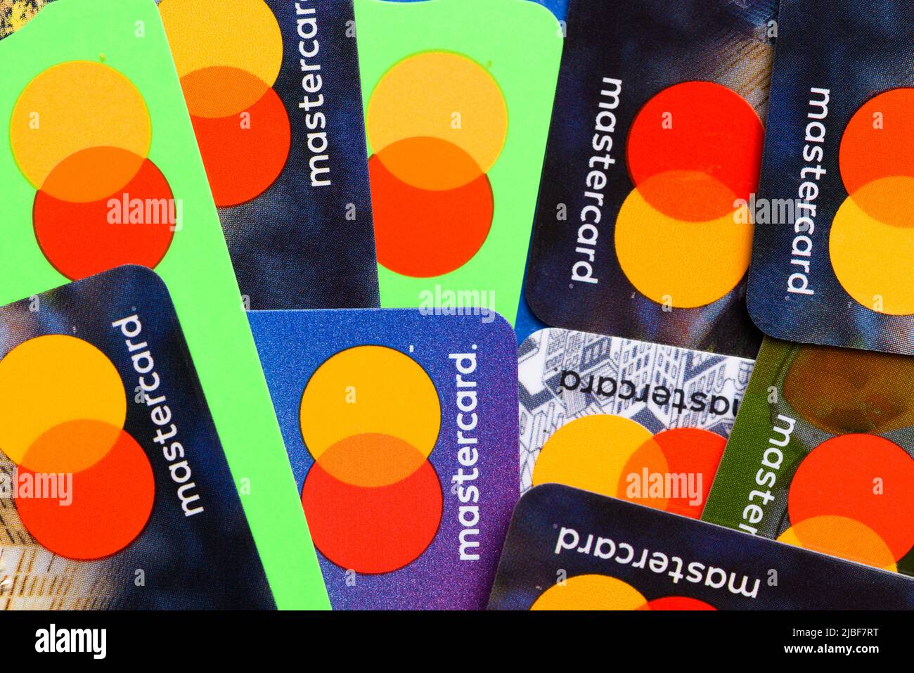 Cracovia, Polonia - Aprile 27 2022: Mastercard carte di credito in plastica vista dall'alto Foto Stock