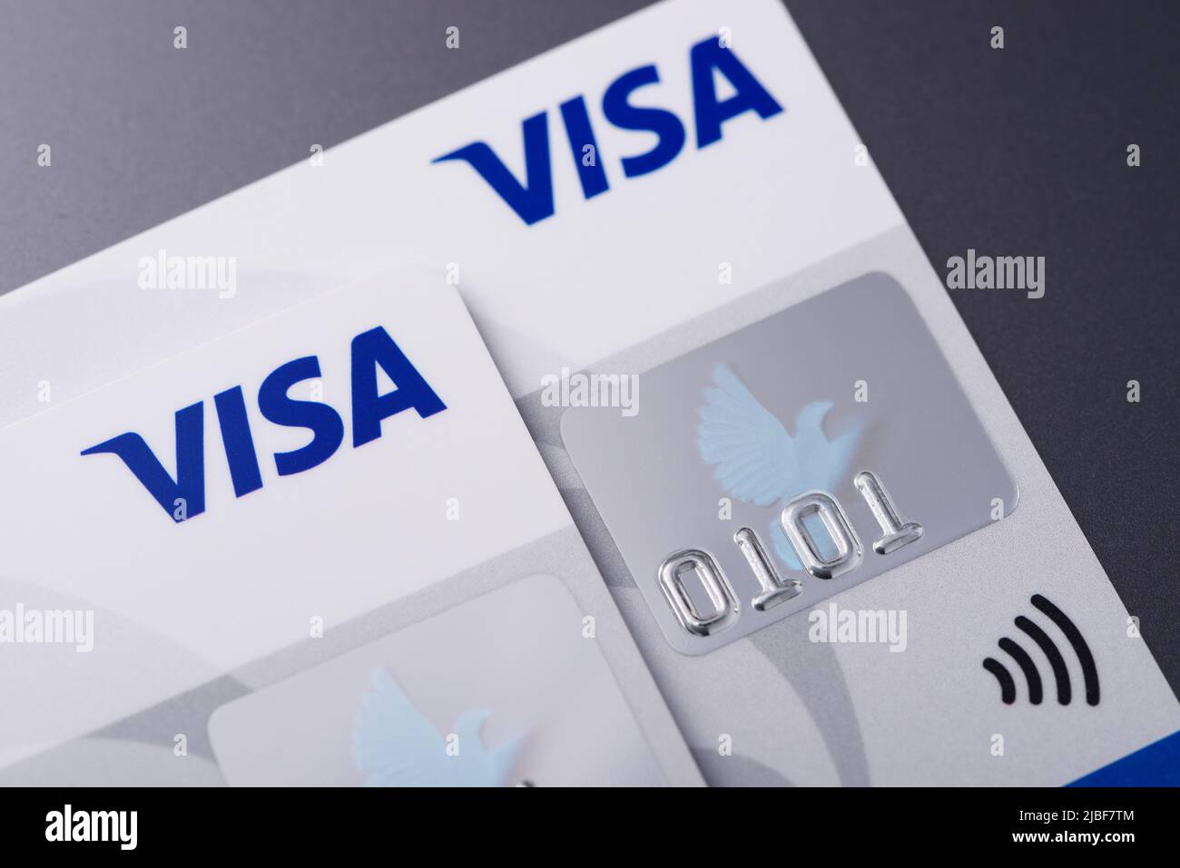 Cracovia, Polonia - Aprile 29 2022: Due carte di credito Visa in plastica con ologramma e simbolo di pagamento contactless Foto Stock