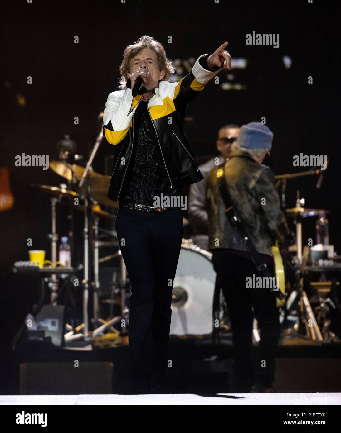 Monaco di Baviera, Germania. 05th giugno 2022. Il cantante Mick Jagger della band britannica "The Rolling Stones" si esibisce sul palco all'Olympiastadion durante un concerto nell'ambito del loro tour europeo 'Sexty'. In Germania, le pietre suonano due concerti durante il tour. Credit: Sven Hoppe/dpa/Alamy Live News Foto Stock