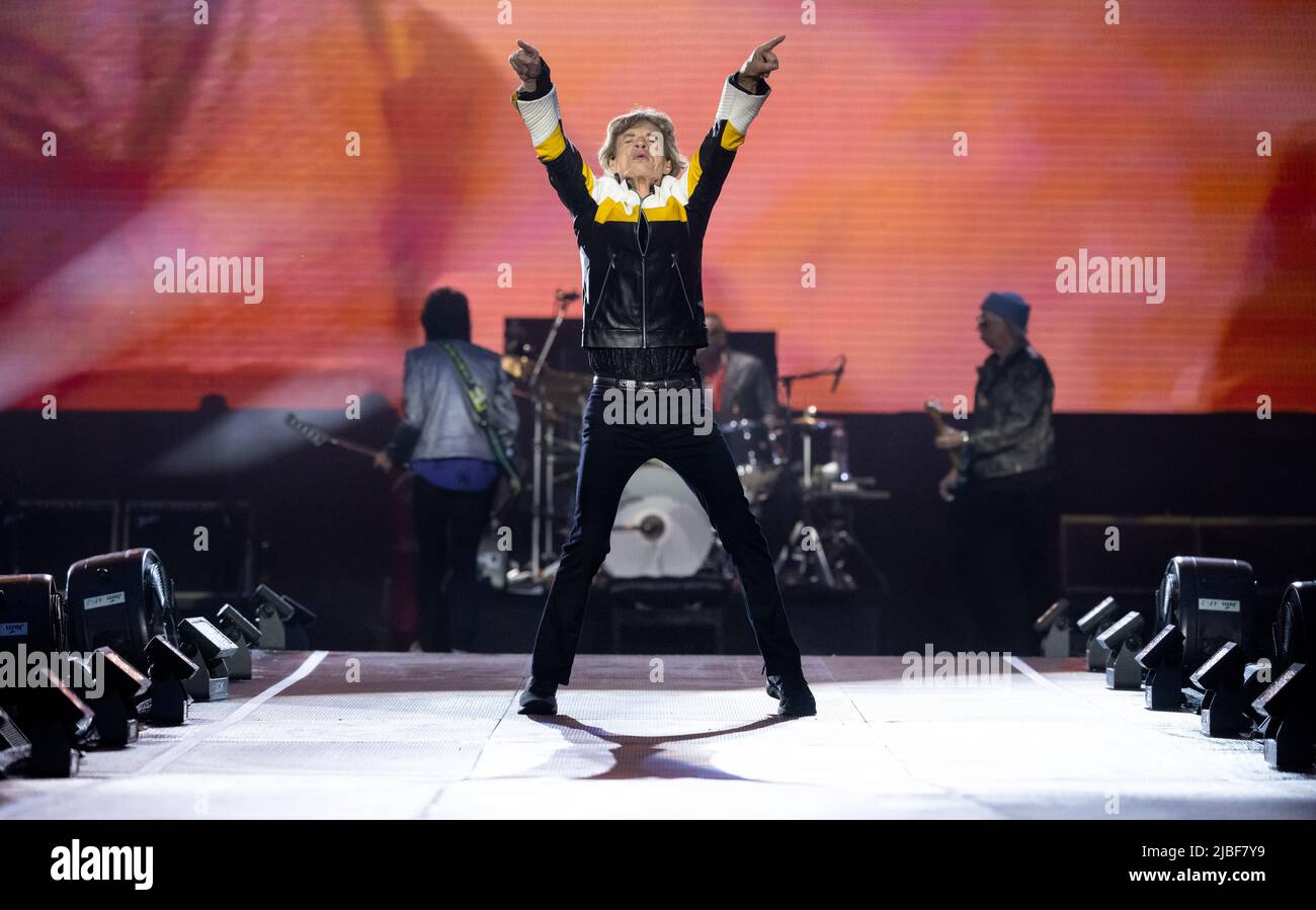 Monaco di Baviera, Germania. 05th giugno 2022. Il cantante Mick Jagger della band britannica "The Rolling Stones" si esibisce sul palco all'Olympiastadion durante un concerto nell'ambito del loro tour europeo 'Sexty'. In Germania, le pietre suonano due concerti durante il tour. Credit: Sven Hoppe/dpa/Alamy Live News Foto Stock