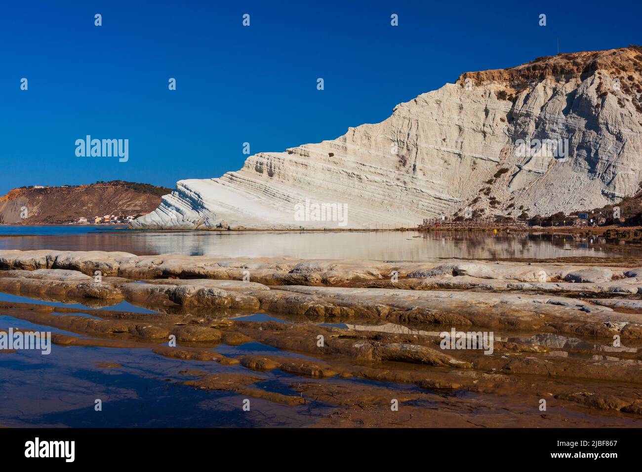 Vista delle scogliere calcaree bianche con spiaggia alla Scala dei Turchi in English Stair dei Turchi o Piazza Turca vicino a Realmonte in Agrigento Foto Stock