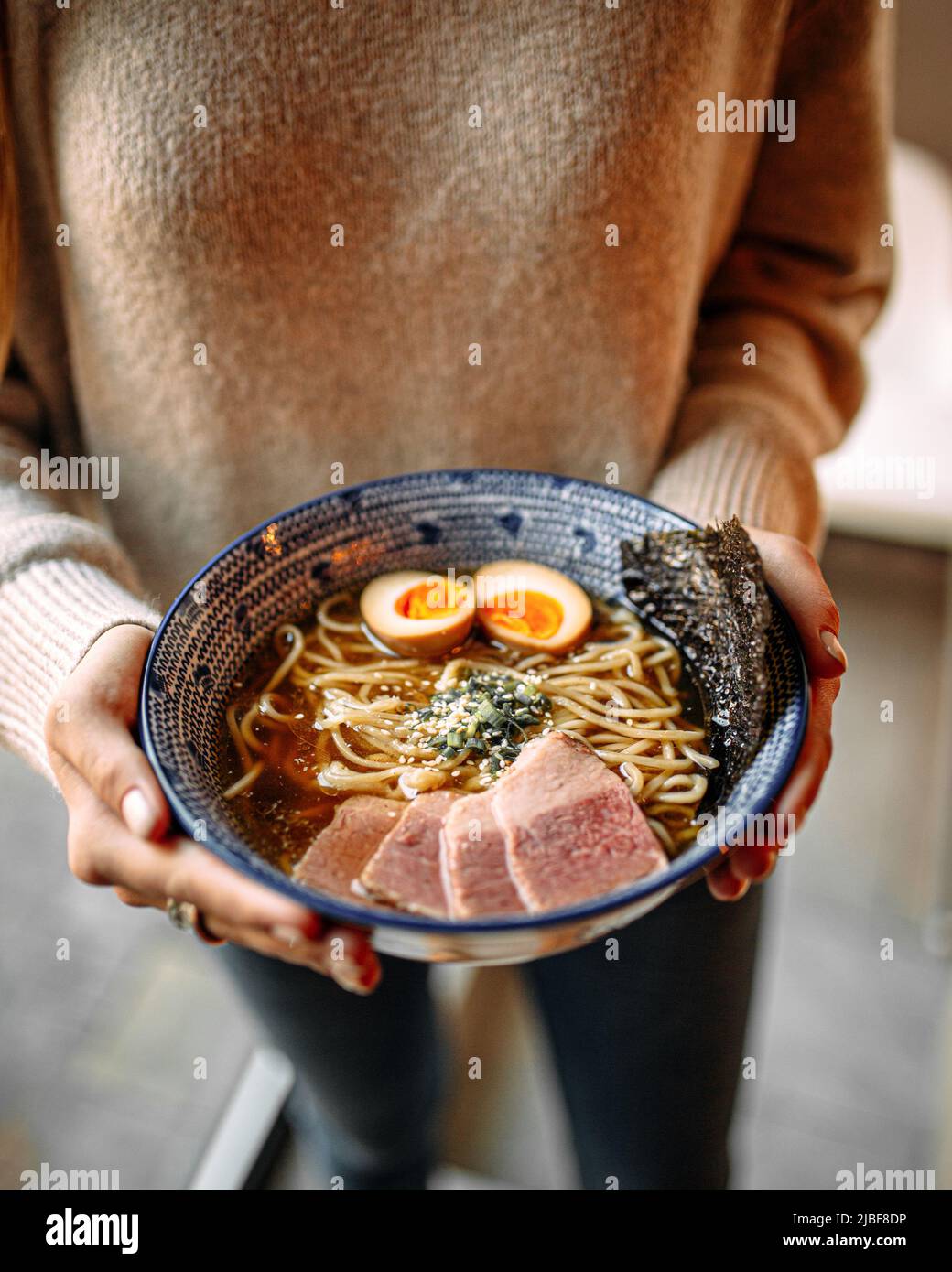 Ciotola per tenere le mani della zuppa di spaghetti di ramen giapponese  Foto stock - Alamy