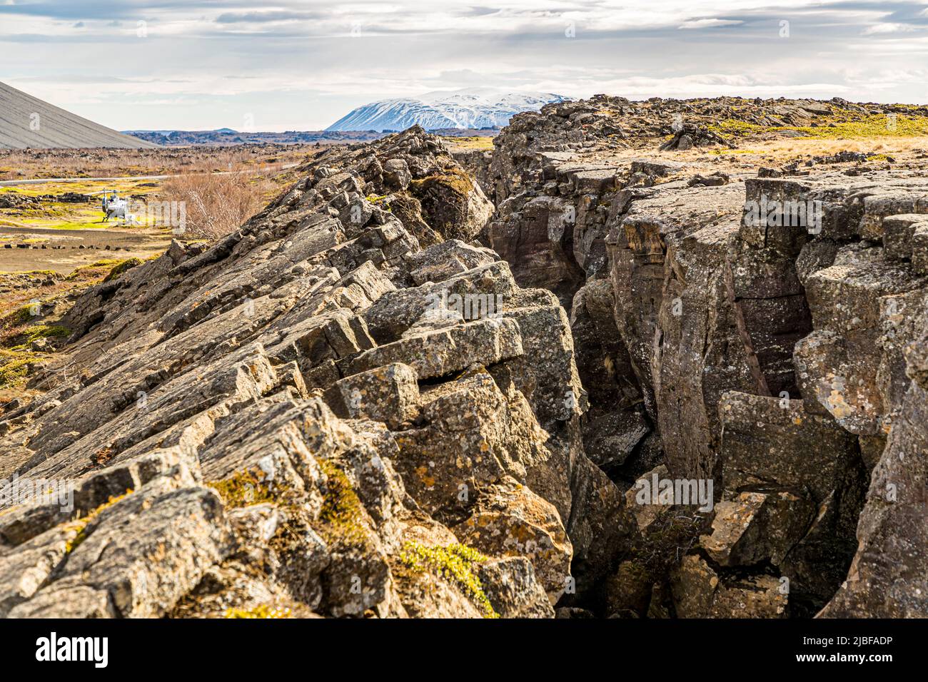 Grjótagjá (en.: 'Crevice') è una grotta con un piccolo lago in Islanda. Al  di sopra del terreno, è visibile la zona di guasto tra le piastre  continentali Foto stock - Alamy