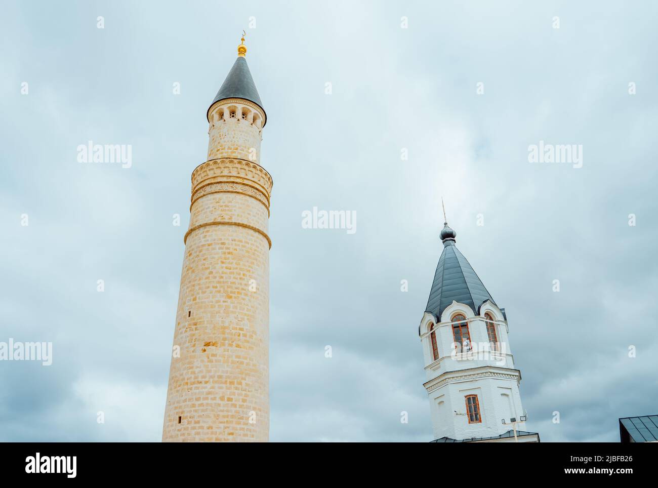 Il minareto della moschea e le cupole della Chiesa Ortodossa. La giustapposizione delle due religioni. Simbiosi di due culture in Tatarstan, Russia. L'incontro dell'Islam e dell'Ortodossia. Moschea della Cattedrale e Chiesa dell'Assunzione a Bolgar. Foto Stock