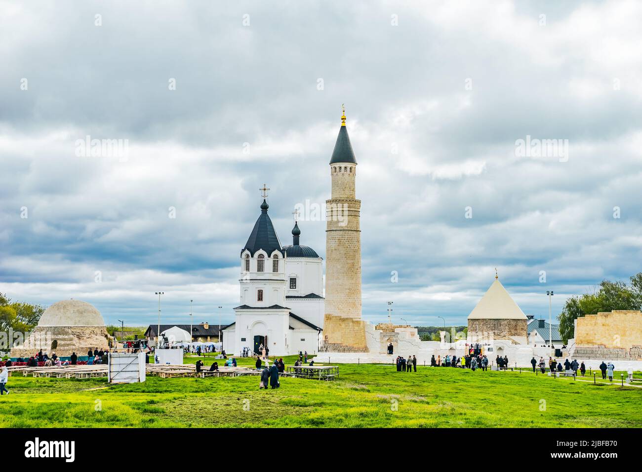 Bolgar, Tatarstan, Russia. Maggio 21, 2022. Il minareto della moschea e le cupole della Chiesa Ortodossa. La giustapposizione delle due religioni. Simbiosi di due culture in Tatarstan, Russia. L'incontro dell'Islam e dell'Ortodossia. Moschea della Cattedrale e Chiesa dell'Assunzione a Bolgar. Foto Stock