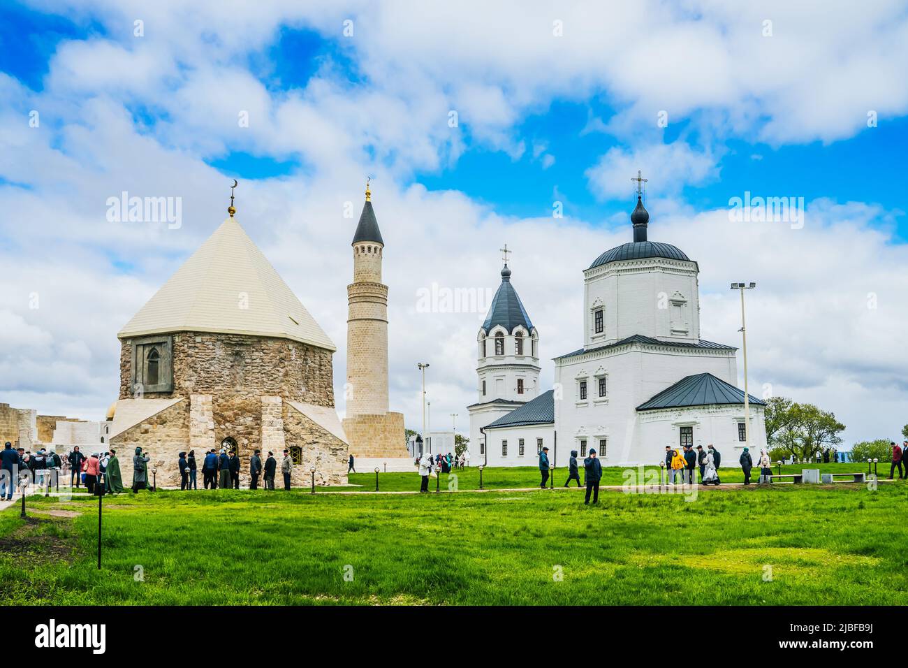Bolgar, Tatarstan, Russia. Maggio 21, 2022. Il minareto della moschea e le cupole della Chiesa Ortodossa. La giustapposizione delle due religioni. Simbiosi di due culture in Tatarstan, Russia. L'incontro dell'Islam e dell'Ortodossia. Moschea della Cattedrale e Chiesa dell'Assunzione a Bolgar. Foto Stock