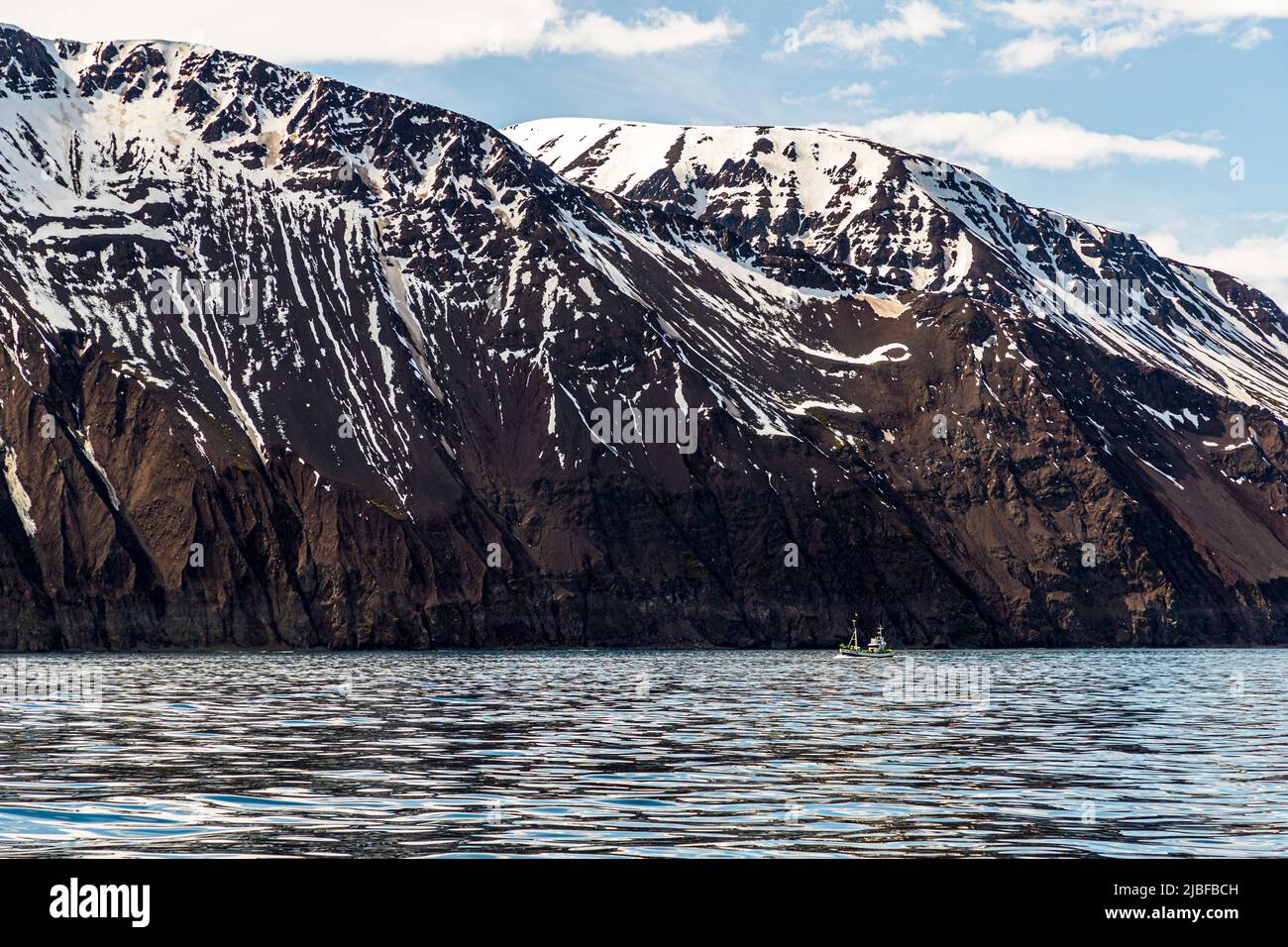 Da Húsavík (Islanda) partono numerose barche per l'avvistamento delle balene Foto Stock