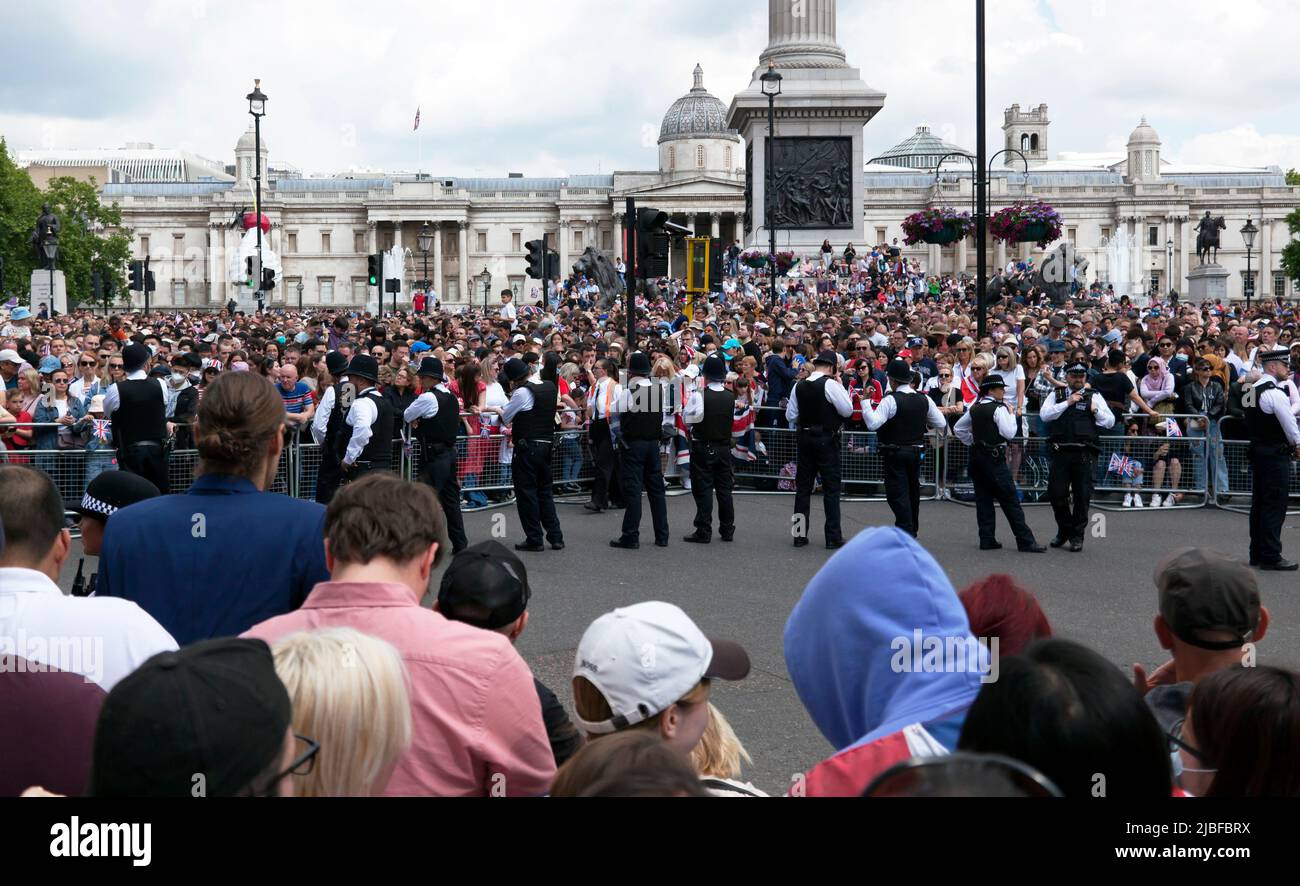 Gli spettatori si accadevano a Trafalgar Square in attesa che i membri della famiglia reale passassero attraverso, sulla strada per Buckingham Palace, per le celebrazioni del Giubileo del platino di inizio del Queens Foto Stock