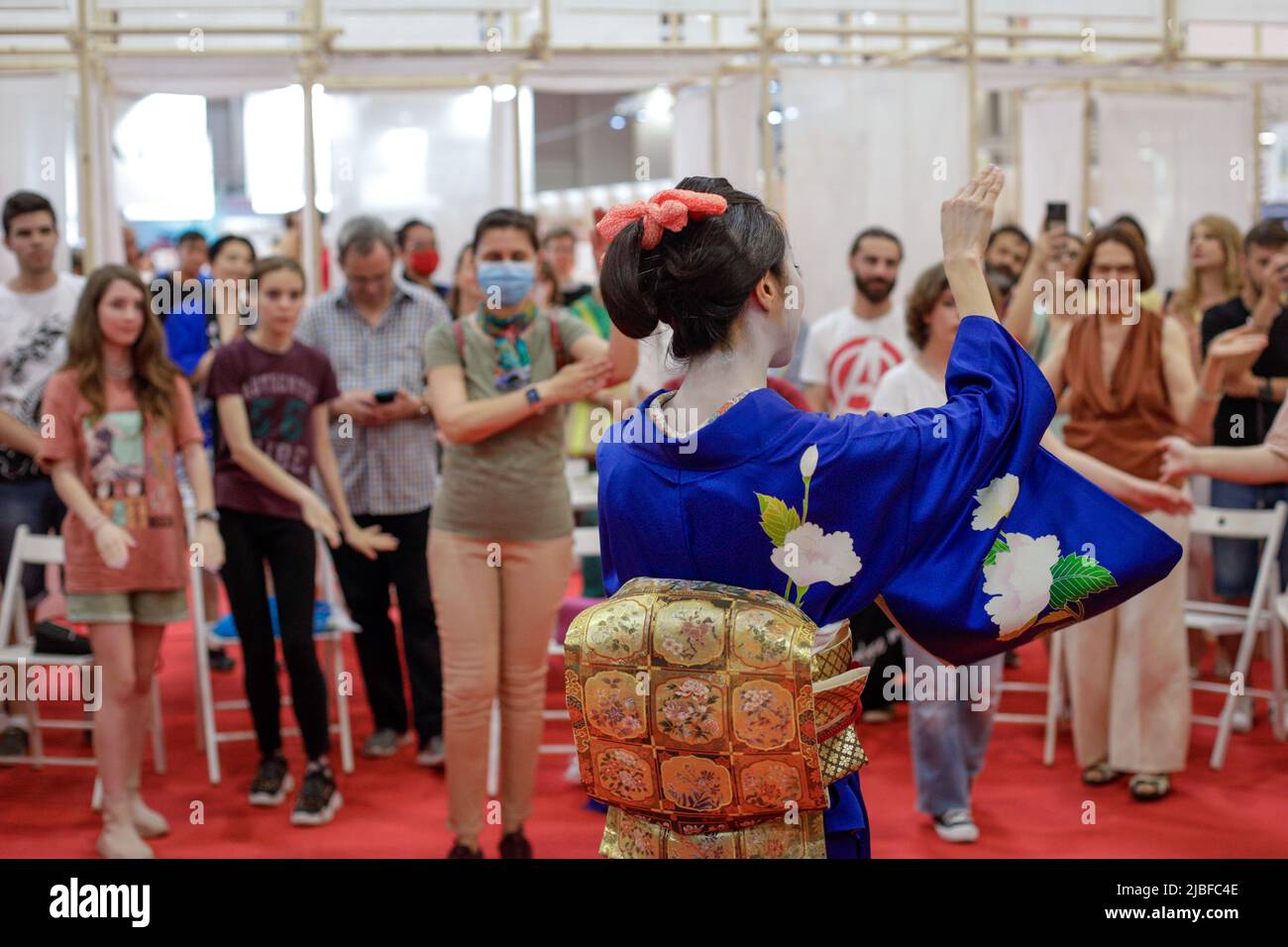 Bucarest, Romania - 5 giugno 2022: Dettagli della profondità di campo poco profonda (fuoco selettivo) con un insegnante di danza tradizionale giapponese che spiega il Bon Odor Foto Stock