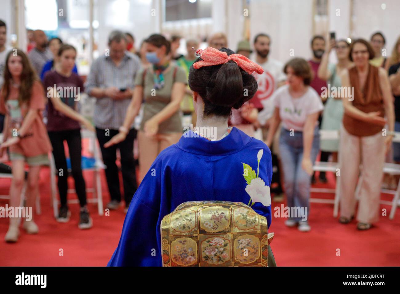 Bucarest, Romania - 5 giugno 2022: Dettagli della profondità di campo poco profonda (fuoco selettivo) con un insegnante di danza tradizionale giapponese che spiega il Bon Odor Foto Stock