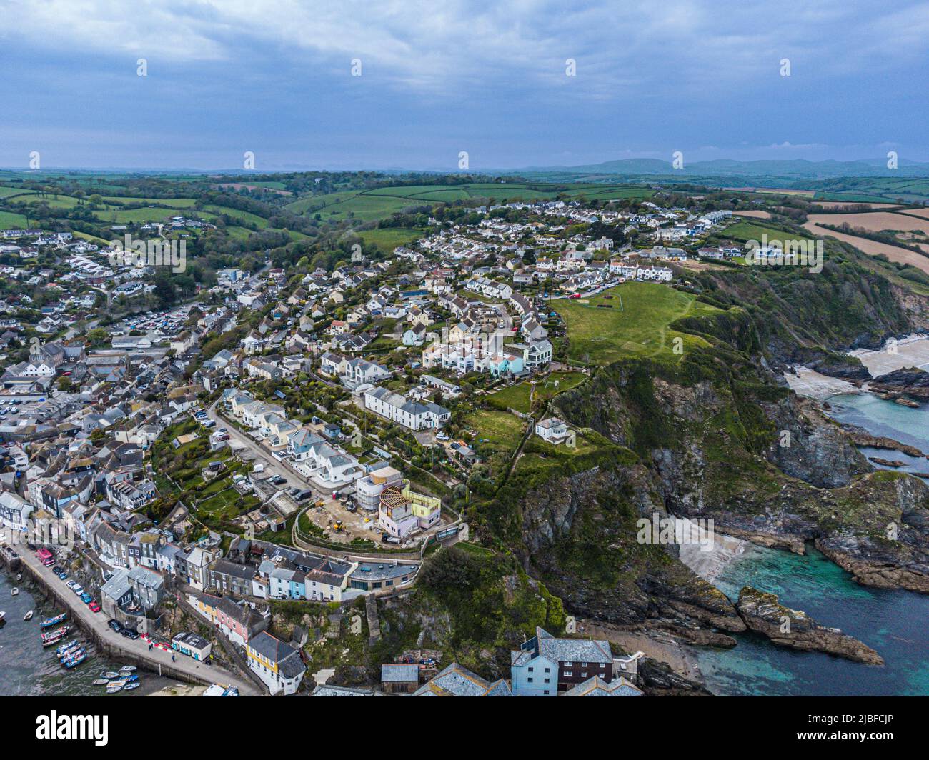 Vista aerea su Looe, Cornovaglia città di pesca e popolare destinazione di vacanza, Cornovaglia, Inghilterra, Regno Unito Foto Stock