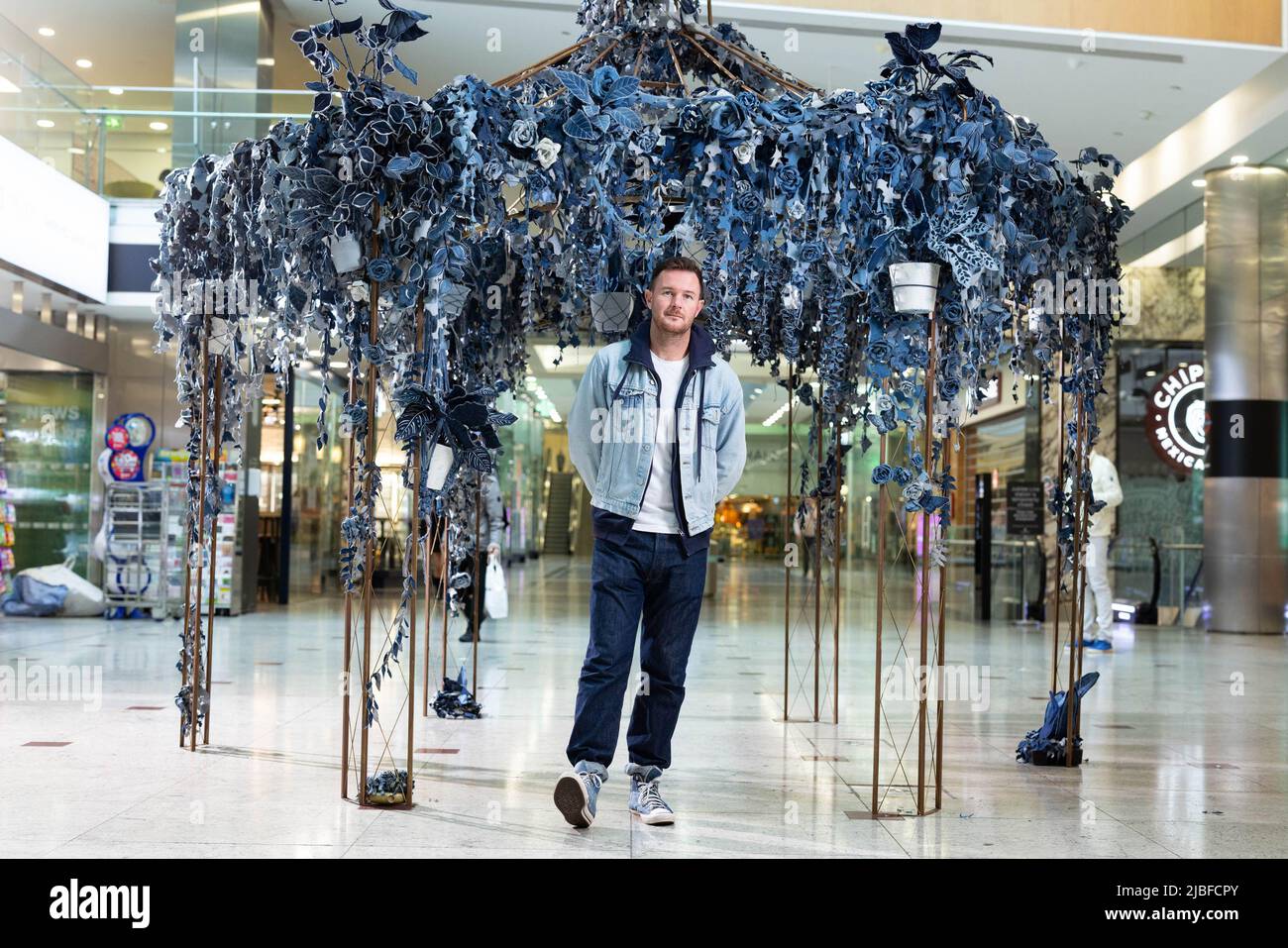 SOLO PER USO EDITORIALE l'artista Ian Berry svela la sua nuova installazione, intitolata Urban Refuge, che è stato creato da denim di seconda mano, al Jubilee Place Mall di Canary Wharf per celebrare la Giornata Mondiale dell'ambiente, Londra. Data foto: Lunedì 6 giugno 2022. Foto Stock