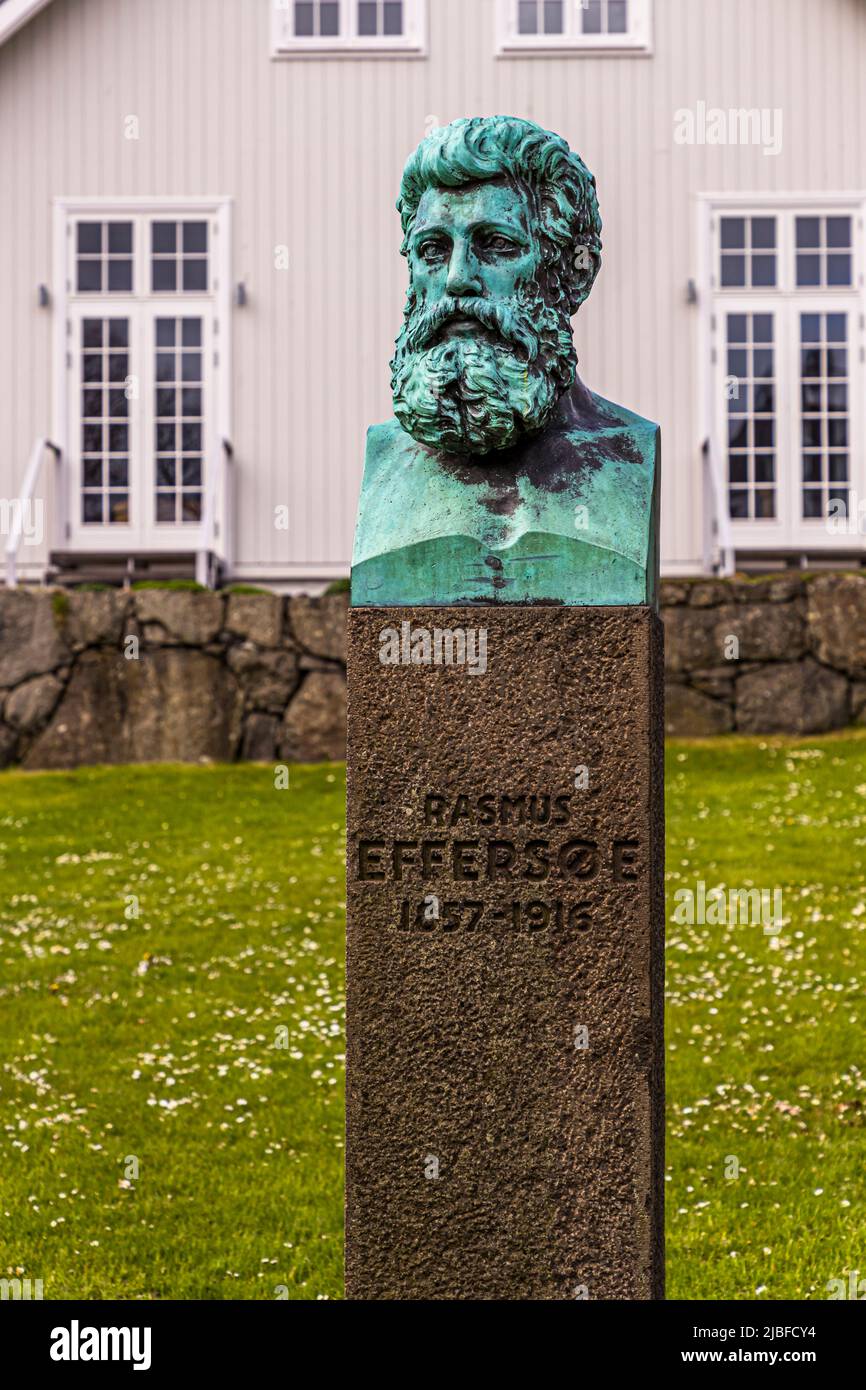 Il monumento a Rasmus C. Effersøe dell'artista Anne Marie Carl Nielsen di fronte all'edificio del Parlamento nella capitale Tórshavn. Effersøe ha reso servizi eccezionali per l'applicazione della lingua faroese in tutti i settori e, in ultima analisi, l'autonomia di 1948.. Tórshavn, Isole Faroe Foto Stock