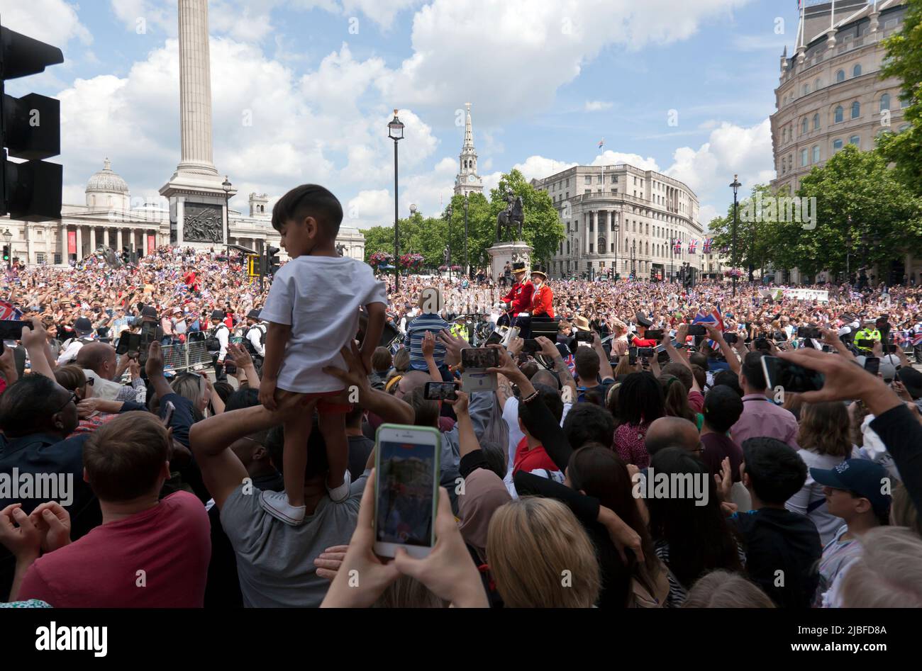 Un'Escort di polizia montata arriva a Trafalgar Square, con la prima carrozza a cielo aperto che trasporta i membri della famiglia reale, sulla loro strada verso i luoghi di Buckingham, per le celebrazioni del Giubileo del platino di inizio delle regine Foto Stock