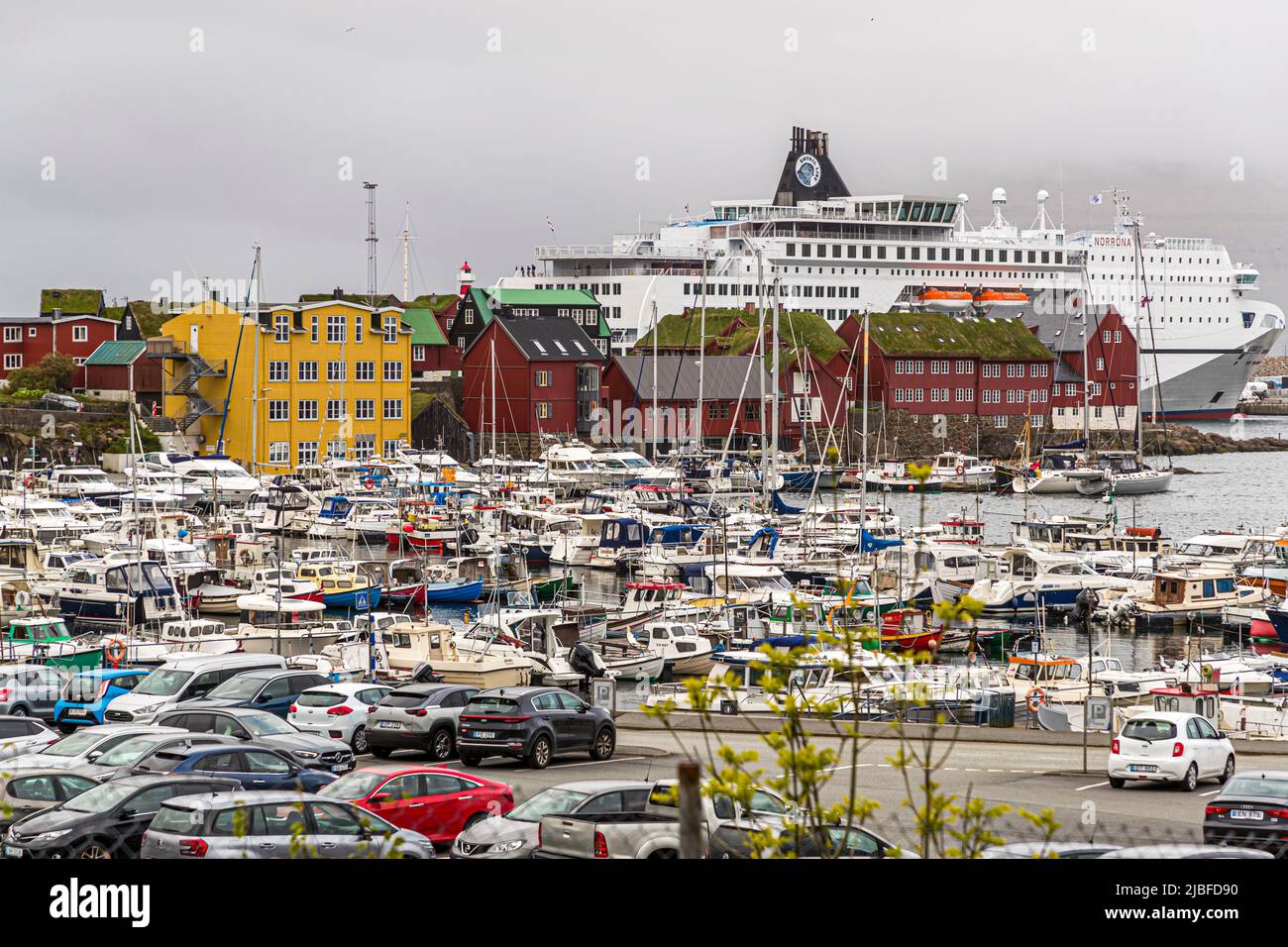 Il Norröna della linea di Smyril è ancorato nel porto di Tórshavn sulle Isole Faroe. Foto Stock