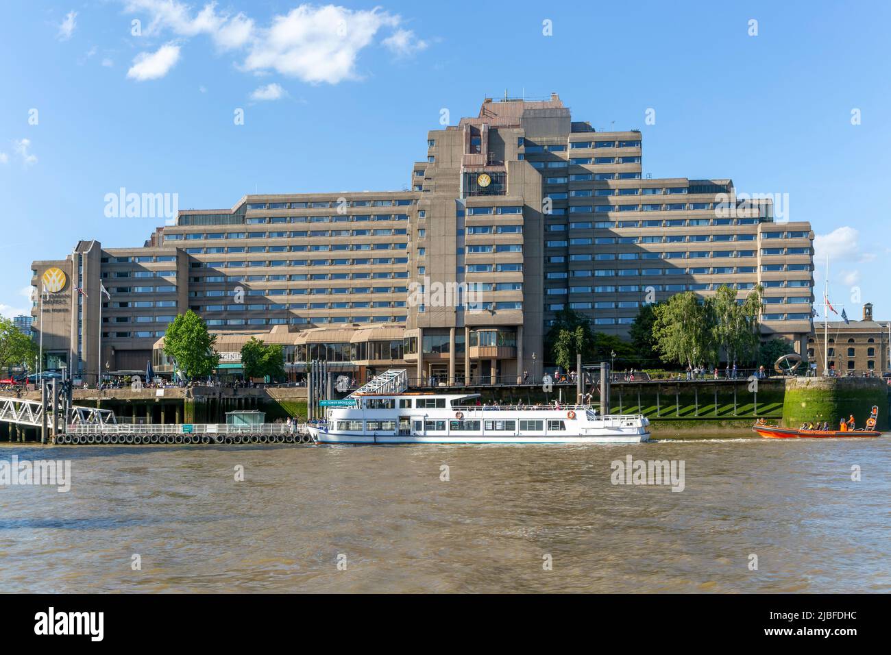 Hotel Guoman 'The Tower', dal Tamigi, Londra, Inghilterra, Regno Unito Foto Stock