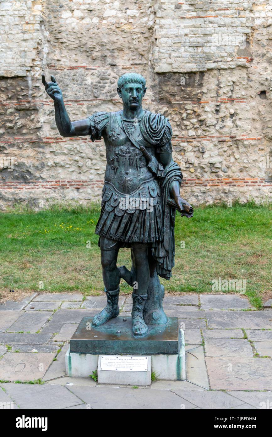 Statua scultura in bronzo dell'imperatore romano Traiano (98-117 d.C.), Tower Hill, Londra, Inghilterra, Regno Unito installato nel 1980 Foto Stock